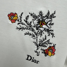 🔥🔥Dio*26新款花卉刺绣白T恤 高支精梳棉面料,上身软糯亲肤,夏天穿也清爽透气微宽松直筒版型,藏肉又 🔥🔥Dio*26新款花卉刺绣白T恤 高支精梳棉面料,上身软糯亲肤,夏天穿也清爽透气微宽松直筒版型,藏肉又