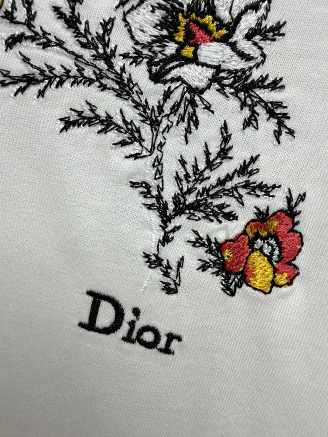 🔥🔥Dio*26新款花卉刺绣白T恤 高支精梳棉面料,上身软糯亲肤,夏天穿也清爽透气微宽松直筒版型,藏肉又 🔥🔥Dio*26新款花卉刺绣白T恤 高支精梳棉面料,上身软糯亲肤,夏天穿也清爽透气微宽松直筒版型,藏肉又