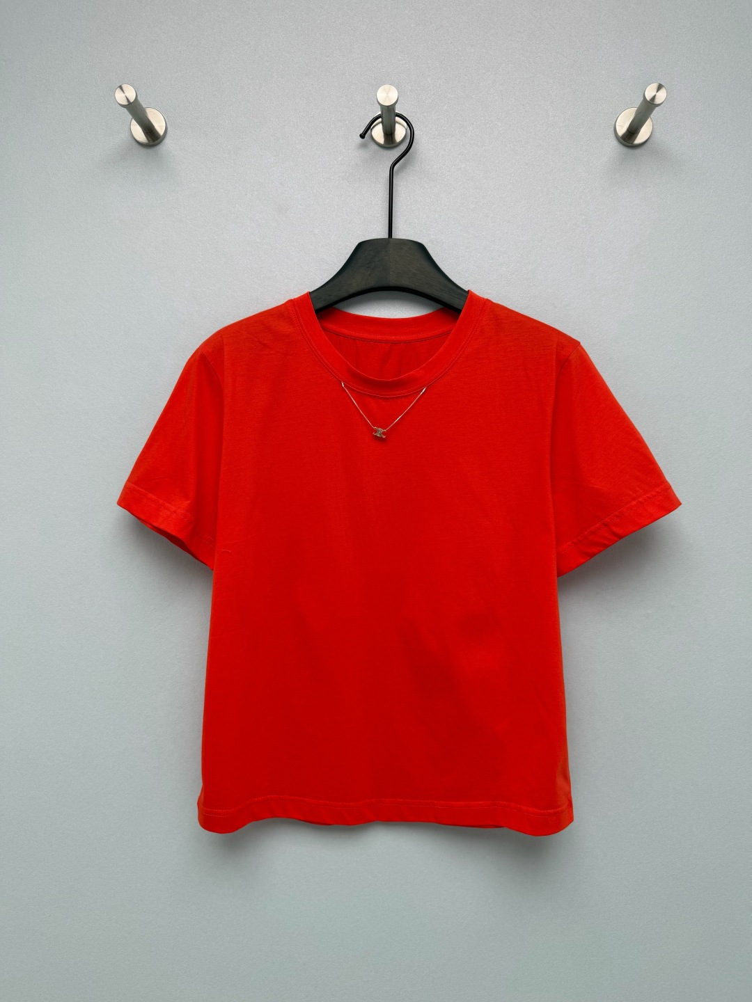 NO:828055,CELIN*26 new Arc de Triomphe necklace style basic T-shirt is made of high-count combed cotton fabric, which feels soft and skin-friendly, with a soft matte texture. It is not easy to pill and deform after long-term wear, and is breathable and not sweaty. The neckline is decorated with Arc de Triomphe metal, which can be worn without additional necklaces. It is low-key and has its own brand recognition, which is the soul highlight of the entire T-shirt. The black is classic and slimming, the white is clean and refreshing, and the red is eye-catching.  Gospel for lazy people 3 colors 3 codes SML, Celine-clothing, celine, celine, tees, t-shirt, necklace,19860909CELIN*26新款凯旋门项链款基础T恤 采用高支精梳棉面料,手感软糯亲肤,自带柔和的哑光质感,久穿也不易起球变形,透气不闷汗 领口自带凯旋门金属装饰,不用额外搭配项链也能穿出精致感,低调又自带品牌辨识度,是整件T恤的灵魂亮点.黑色经典显瘦,白色干净清爽,红色亮眼吸睛 懒人福音3色3码SML,赛琳-服装,celine,celine,tees，t-shirt,necklace,,Women's clothing