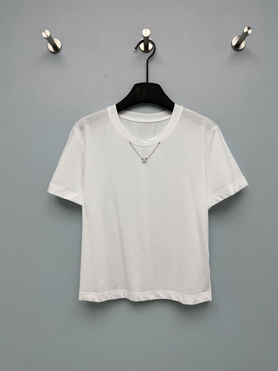 NO:828034,CELIN*26 new Arc de Triomphe necklace style basic T-shirt is made of high-count combed cotton fabric, which feels soft and skin-friendly, with a soft matte texture. It is not easy to pill and deform after long-term wear, and is breathable and not sweaty. The neckline is decorated with Arc de Triomphe metal, which can be worn without additional necklaces. It is low-key and has its own brand recognition, which is the soul highlight of the entire T-shirt. The black is classic and slimming, the white is clean and refreshing, and the red is eye-catching.  Gospel for lazy people 3 colors 3 codes SML, Celine-clothing, celine, celine, tees, t-shirt, necklace,19860909CELIN*26新款凯旋门项链款基础T恤 采用高支精梳棉面料,手感软糯亲肤,自带柔和的哑光质感,久穿也不易起球变形,透气不闷汗 领口自带凯旋门金属装饰,不用额外搭配项链也能穿出精致感,低调又自带品牌辨识度,是整件T恤的灵魂亮点.黑色经典显瘦,白色干净清爽,红色亮眼吸睛 懒人福音3色3码SML,赛琳-服装,celine,celine,tees，t-shirt,necklace,,Women's clothing