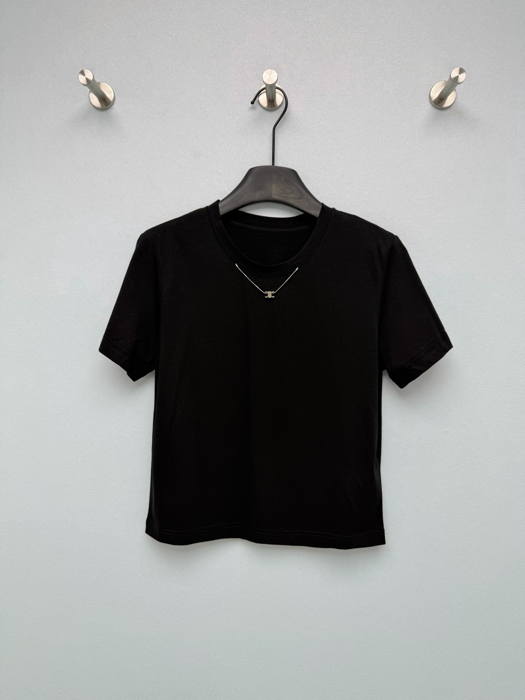 NO:828076,CELIN*26 new Arc de Triomphe necklace style basic T-shirt is made of high-count combed cotton fabric, which feels soft and skin-friendly, with a soft matte texture. It is not easy to pill and deform after long-term wear, and is breathable and not sweaty. The neckline is decorated with Arc de Triomphe metal, which can be worn without additional necklaces. It is low-key and has its own brand recognition, which is the soul highlight of the entire T-shirt. The black is classic and slimming, the white is clean and refreshing, and the red is eye-catching.  Gospel for lazy people 3 colors 3 codes SML, Celine-clothing, celine, celine, tees, t-shirt, necklace,19860909CELIN*26新款凯旋门项链款基础T恤 采用高支精梳棉面料,手感软糯亲肤,自带柔和的哑光质感,久穿也不易起球变形,透气不闷汗 领口自带凯旋门金属装饰,不用额外搭配项链也能穿出精致感,低调又自带品牌辨识度,是整件T恤的灵魂亮点.黑色经典显瘦,白色干净清爽,红色亮眼吸睛 懒人福音3色3码SML,赛琳-服装,celine,celine,tees，t-shirt,necklace,,Women's clothing