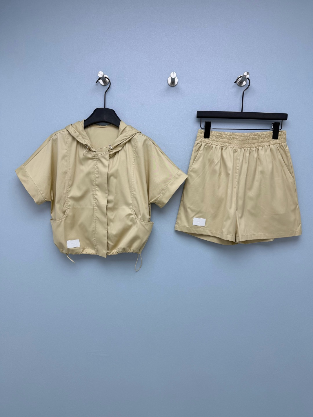 NO:828104,Fend*26 new hooded short-sleeved sun protection suit. The white embossed leather tags on the jacket and shorts are the soul highlight of the whole set, which is low-key and has its own brand recognition; the metal details on the customized zippers and drawstrings instantly enhance the overall sense of sophistication. The gentle khaki tone brings a relaxed and high-end sense. The short hooded jacket + high-waisted elastic shorts can raise the waistline and bid farewell to the bloated feeling. The iconic leather tag + metal details are low-key and refined, instantly improving the overall texture!  Solid color size 3 SML, Fendi-clothing, fendi, fendi, shorts, jackets & coats, T-shirt, hats,19860909Fend*26新款连帽短袖防晒套装 外套和短裤上的白色压花皮牌,是整套的灵魂亮点,低调又自带品牌辨识度；定制拉链和抽绳上的金属细节,瞬间提升整体精致感.温柔的卡其色调,自带松弛高级感,短款连帽外套+高腰松紧短裤,拉高腰线超绝,告别臃肿感 标志性皮牌+金属细节,低调又精致,瞬间提升整体质感！单色3码SML,芬迪-服装,fendi,fendi,shorts,jackets & coats,T-shirt,hats,,Women's clothing