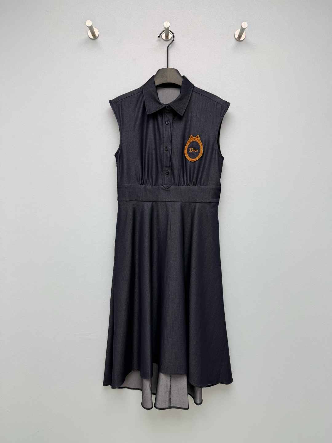 NO:828075,Dio*26 new navy blue denim vest dress. Pointed collar + half-button placket. Long front and back design. It has a retro college feel. The neat lines modify the shoulder and neck lines. It is simple and advanced. The oval badge embroidery on the chest uses warm brown stitches to outline the outline. The brand letter logo is embroidered in the middle. It is low-key and recognizable. The details are full of exquisite texture and enhance the overall sense of luxury.  The classic navy color scheme is low-key and full of brand recognition. The fabric is crisp and stylish, with both texture and practicality. Single color size 3 SML, Dior-clothing, dior, dior, skirts,19860909Dio*26新款藏青牛仔背心裙 尖领+半扣门襟前段后长设计 自带复古学院感,利落线条修饰肩颈线条,简约又高级胸前的椭圆形徽章刺绣,采用暖棕线迹勾勒轮廓,中间绣有品牌字母标识,低调又有辨识度,细节感拉满质感精致,提升整体高级感 经典的藏青配色,低调又充满品牌辨识度,面料挺括有型,兼具质感与实用性单色3码SML,迪奥-服装,dior,dior,skirts,,Women's clothing