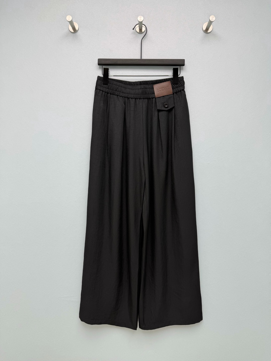 NO:828043,LOEW*26 new leather brand wide-leg pants. High-waisted elastic waist design, which is perfect for raising the waistline. It can also be easily controlled by pear-shaped figures.  The brown leather LO* embossed logo on the waist and the brand buttons of the same color are the highlight of the whole pair of pants. They are low-key and have brand recognition, which instantly enhances the overall sense of sophistication. The off-white color is refreshing and clean, and comes with a summer soft light filter. It is super elegant when paired with a light-colored top; black is calm and slimming, and paired with a dark top, it is neat and advanced, suitable for a variety of styles and scenes ~ 2-color 3-code SML, Loewe-clothing, loewe, loewe,19860909LOEW*26新款皮牌阔腿裤 高腰松紧腰设计,拉高腰线超绝,梨形身材也能轻松驾驭 腰头的棕色皮质LO*压花标+同色系品牌纽扣,是整条裤子的灵魂亮点,低调又自带品牌辨识度,瞬间提升整体精致感.米白色清爽干净,自带夏日柔光滤镜,搭配浅色系上衣超显气质；黑色沉稳显瘦,搭配深色上衣利落又高级,适配多种风格和场景~2色3码SML,罗意威-服装,loewe,loewe,,Women's clothing