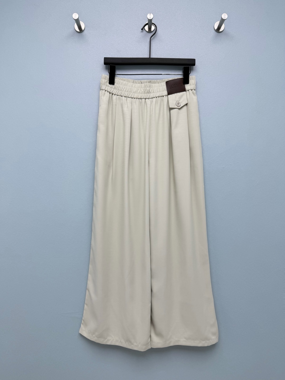 NO:828064,LOEW*26 new leather brand wide-leg pants. High-waisted elastic waist design, which is perfect for raising the waistline. It can also be easily controlled by pear-shaped figures.  The brown leather LO* embossed logo on the waist and the brand buttons of the same color are the highlight of the whole pair of pants. They are low-key and have brand recognition, which instantly enhances the overall sense of sophistication. The off-white color is refreshing and clean, and comes with a summer soft light filter. It is super elegant when paired with a light-colored top; black is calm and slimming, and paired with a dark top, it is neat and advanced, suitable for a variety of styles and scenes ~ 2-color 3-code SML, Loewe-clothing, loewe, loewe,19860909LOEW*26新款皮牌阔腿裤 高腰松紧腰设计,拉高腰线超绝,梨形身材也能轻松驾驭 腰头的棕色皮质LO*压花标+同色系品牌纽扣,是整条裤子的灵魂亮点,低调又自带品牌辨识度,瞬间提升整体精致感.米白色清爽干净,自带夏日柔光滤镜,搭配浅色系上衣超显气质；黑色沉稳显瘦,搭配深色上衣利落又高级,适配多种风格和场景~2色3码SML,罗意威-服装,loewe,loewe,,Women's clothing