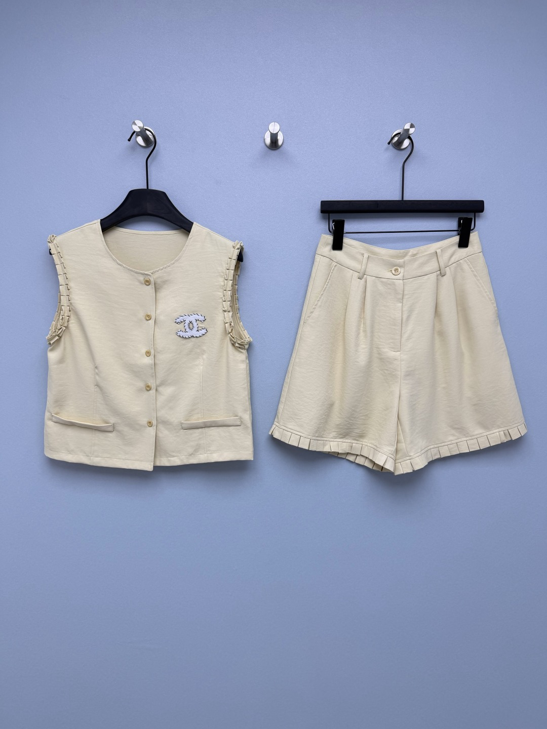 NO:828033,chan*l 26 new suit, a combination of round-neck vest + high-waisted shorts. The double C embroidered logo on the vest + pleated lace on the side are the soul highlights of the whole set. It is low-key and has its own brand recognition, which instantly enhances the overall sense of sophistication and has a French socialite temperament.  The navy blue color is calm and atmospheric, with its own intellectual filter, making it smart and elegant for the workplace; the off-white color is gentle and clean, with its own soft light filter, it is relaxed and high-end for daily wear, and is suitable for a variety of styles and scenes. You don’t have to worry about the whole set of matching, just wear it when you go out, and the utilization rate is super high!  2 colors and 3 codes SML, Chanel-clothing, chanel, chanel, shorts,19860909chan*l 26新款套装 圆领马甲+高腰短裤的组合 马甲上的双C刺绣标+侧边百褶花边,是整套的灵魂亮点,低调又自带品牌辨识度,瞬间提升整体精致感,自带法式名媛气质. 藏青色沉稳大气,自带知性滤镜,职场穿干练又气质；米白色温柔干净,自带柔光滤镜,日常穿松弛又高级,适配多种风格和场景.整套搭配不用费心思考,出门直接一套穿,利用率超高！2色3码SML,香奈儿-服装,chanel,chanel,shorts,,Women's clothing