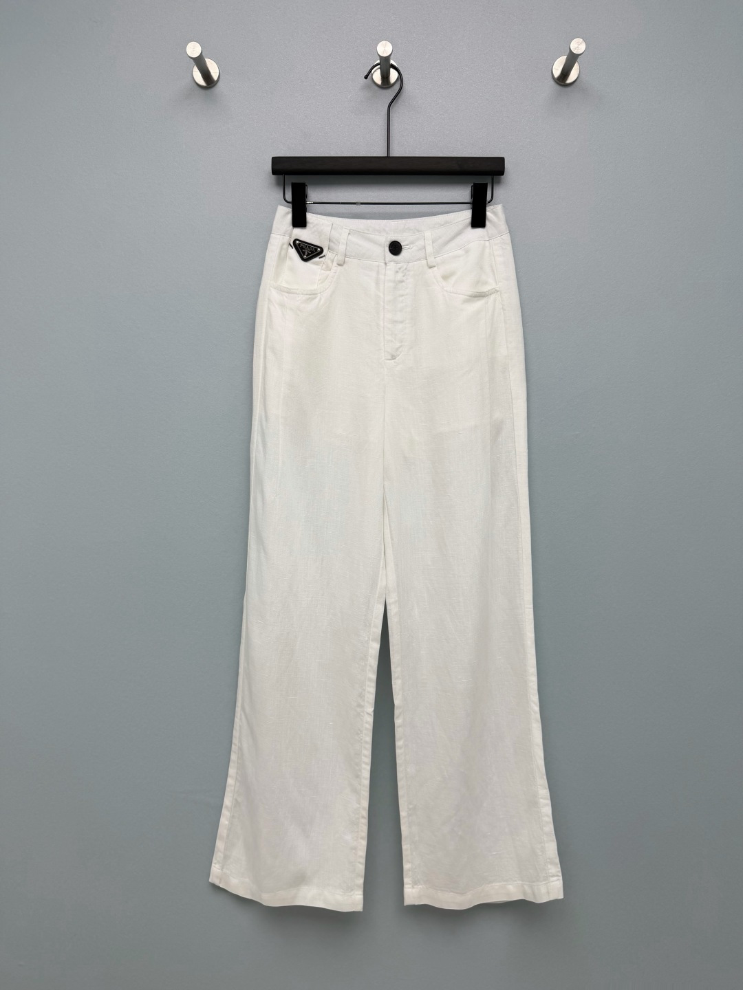 NO:828002,prad* 26 new wide-leg casual pants. Linen blended fabric with strong drape, cool and breathable touch, and delicate texture. Suitable for spring and summer wear, comfortable and non-restraining. Customized logo on the waist lapel and classic triangle logo on the top of the trouser pocket. Low-key to show the brand identity, it is an iconic identification detail, simple and noble.  The high-waisted wide-leg version, with a drapey feel, modifies the leg shape, hides the flesh and makes the legs slimmer, and elongates the proportions of the legs. The pants are ankle-length, elegant and capable. Pockets are inserted diagonally on both sides, practical and beautiful; adding a casual and lazy feeling!  2 colors and 3 codes SML, Prada-clothing, prada, prada,19860909prad* 26新款阔腿休闲裤 亚麻混纺面料,垂坠感极强,触感清凉透气,带有细腻肌理感,适合春夏季节穿着,舒适无束缚.腰头翻领定制Logo,裤兜上方经典三角标 低调彰显品牌身份,是标志性识别细节,简约又显贵 高腰阔腿版型,垂坠感修饰腿型,藏肉显瘦,拉长腿部比例,裤长及脚踝,优雅干练.两侧斜插口袋,实用美观；增添随性慵懒感！2色3码SML,普拉达-服装,prada,prada,,Women's clothing