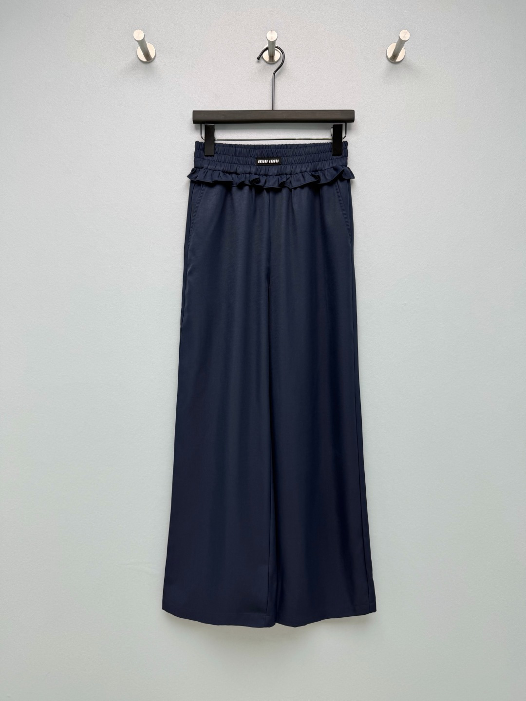 NO:827978,miumi*26 new style fungus hem high waisted wide leg pants  The ruffled fungus design at the waist weakens the monotony of basic wide-leg pants, adds a gentle girlish feel, and can also modify the waist and abdomen lines. The trouser legs are loose but not draggy, and can perfectly cover the flesh of the crotch, thighs and calves.  , the straight wide-leg version hides the flesh and looks slim, and can be easily controlled with wide hips and thick legs. The off-white color is gentle and clean, and comes with a soft light filter. When paired with a top of the same color, it will show off your temperament; the navy color is calm and atmospheric, and paired with a dark top, it will look slim and high-end!  2 colors and 3 codes SML, Miu Miu-clothing, miumiu,19860909miumi*26新款木耳边高腰阔腿裤 腰头的荷叶边木耳边设计,弱化了基础款阔腿裤的单调感,增添了温柔的少女感,同时也能修饰腰腹线条.裤腿宽松但不拖沓,能完美遮住胯部、大腿和小腿的肉肉,直筒阔腿版型,藏肉又显瘦,胯宽腿粗也能轻松驾驭,米白色温柔干净,自带柔光滤镜,搭配同色系上衣超显气质；藏青色沉稳大气,搭配深色上衣显瘦又高级！2色3码SML,缪缪-服装,miumiu,,Women's clothing