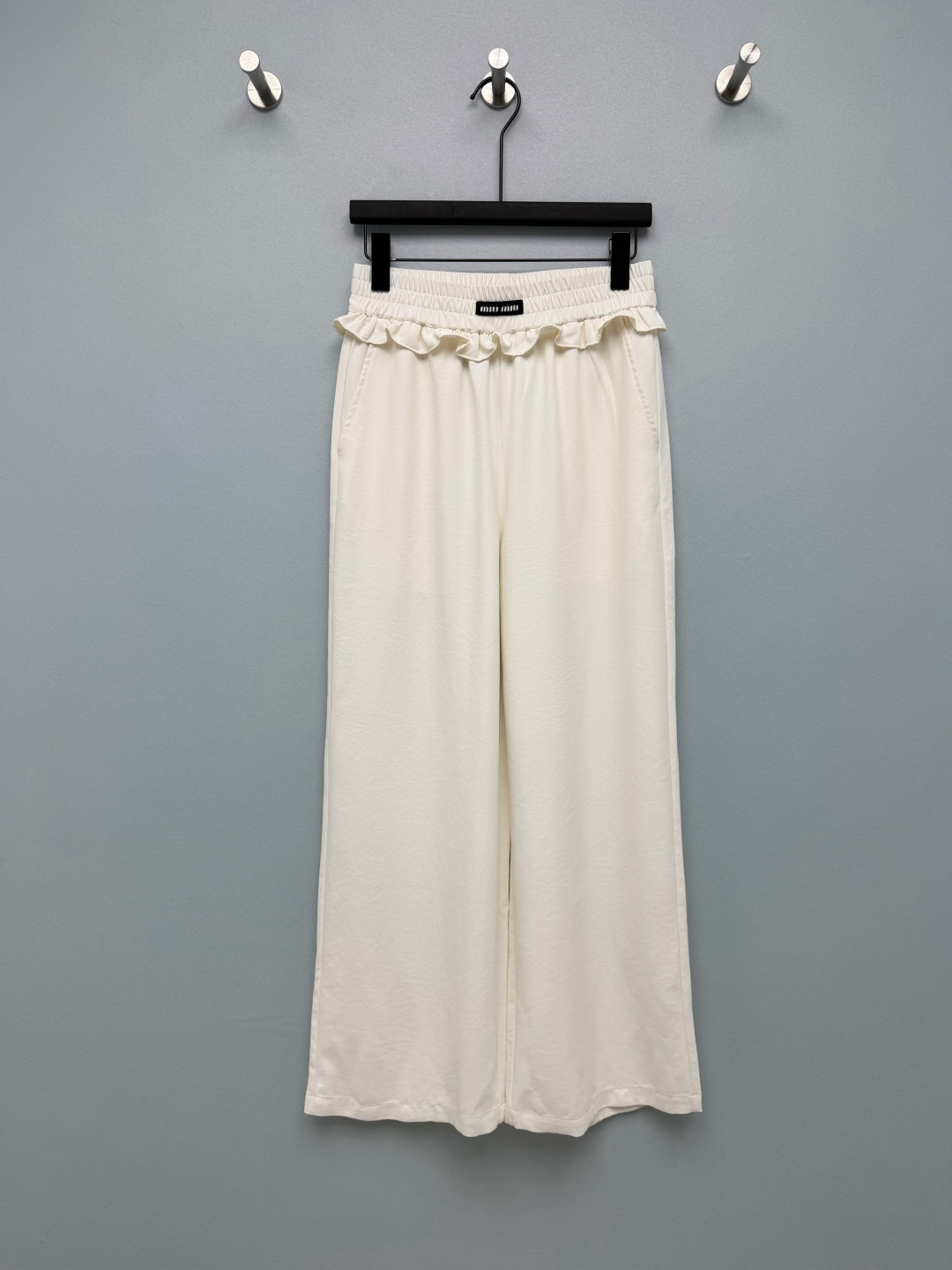 NO:827991,miumi*26 new style fungus hem high waisted wide leg pants  The ruffled fungus design at the waist weakens the monotony of basic wide-leg pants, adds a gentle girlish feel, and can also modify the waist and abdomen lines. The trouser legs are loose but not draggy, and can perfectly cover the flesh of the crotch, thighs and calves.  , the straight wide-leg version hides the flesh and looks slim, and can be easily controlled with wide hips and thick legs. The off-white color is gentle and clean, and comes with a soft light filter. When paired with a top of the same color, it will show off your temperament; the navy color is calm and atmospheric, and paired with a dark top, it will look slim and high-end!  2 colors and 3 codes SML, Miu Miu-clothing, miumiu,19860909miumi*26新款木耳边高腰阔腿裤 腰头的荷叶边木耳边设计,弱化了基础款阔腿裤的单调感,增添了温柔的少女感,同时也能修饰腰腹线条.裤腿宽松但不拖沓,能完美遮住胯部、大腿和小腿的肉肉,直筒阔腿版型,藏肉又显瘦,胯宽腿粗也能轻松驾驭,米白色温柔干净,自带柔光滤镜,搭配同色系上衣超显气质；藏青色沉稳大气,搭配深色上衣显瘦又高级！2色3码SML,缪缪-服装,miumiu,,Women's clothing