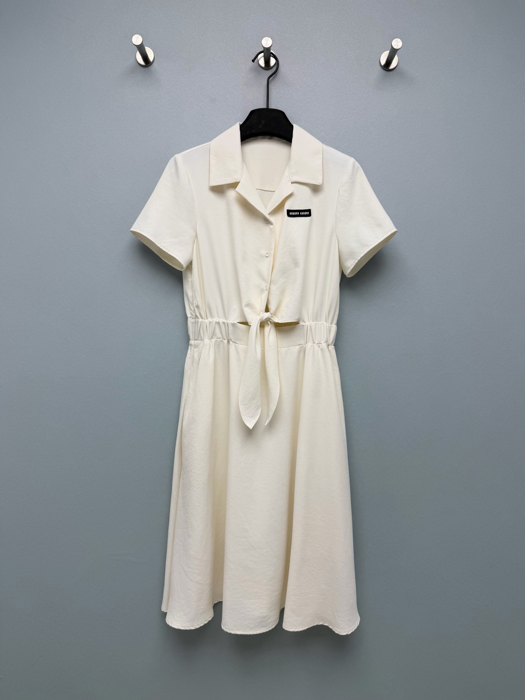 NO:827971,miumi*26 new dress. Suit lapel + short sleeve design, neat and gentle, perfectly modifying the shoulder line. Front lace + elastic waist design, which can not only hold the waist line, but also hide the flesh of the waist and abdomen. It is very friendly to the pear-shaped body. The large A-line skirt covers the flesh of the crotch and thighs, and has a slimming effect. The woven label that directly fills the chest is low-key and delicate, quietly improving the overall texture.  Off-white is gentle and pure, perfect for dating; navy blue is calm and intellectual, perfect for commuting. Solid color size 3 SML, Miumiu-clothing, miumiu, skirts, T-shirt, business suit,19860909miumi*26新款连衣裙 西装翻领+短袖设计,利落又温柔,完美修饰肩线.前片系带+松紧腰设计,既能收住腰线,又能藏住腰腹肉肉,对梨形身材超友好A字大裙摆,遮住胯部和大腿的肉肉,显瘦效果直接拉满胸口的织唛标低调又精致,悄悄提升整体质感 米白色温柔清纯,约会穿超显气质；藏青色沉稳知性,通勤穿也完全hold住 单色3码SML,缪缪-服装,miumiu,skirts,T-shirt,business suit,,Women's clothing