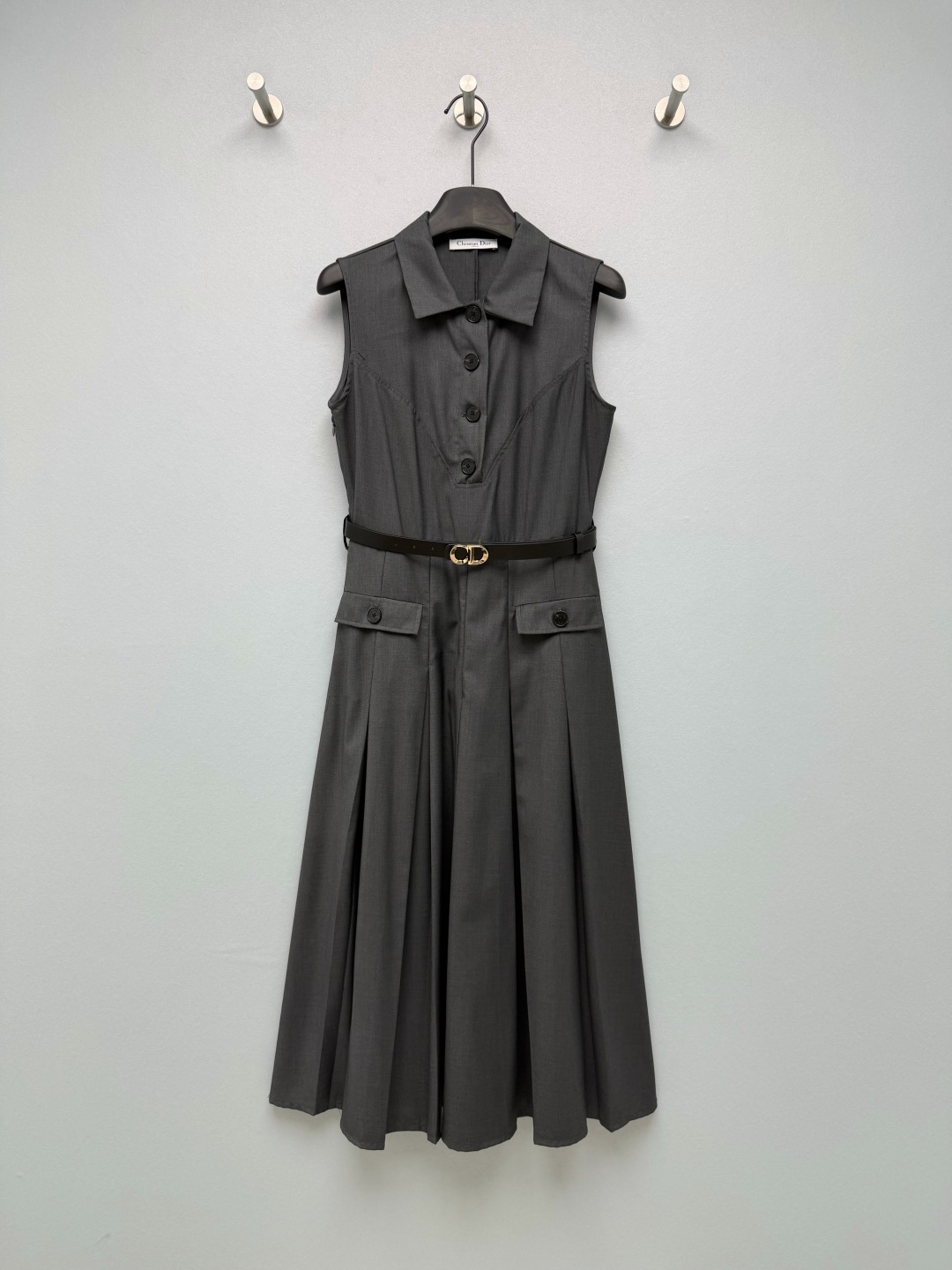 NO:827965,Dio*26 new lapel sleeveless vest dress with half-button custom retro hardware on the chest and a leather belt with a CD buckle. It low-key highlights the brand texture, and the details are captured at a glance. The lapel + sleeveless design modifies the shoulder and neck lines, comes with a waist belt + A-line large skirt, and optimizes the head-to-shoulder ratio and waist-to-hip ratio with one click, hiding the flesh and showing off the temperament.  The high-end gray gray comes with a retro filter. It is crisp and stylish and is not easy to wrinkle. It is gentle and capable for daily commuting. It is pure and sexy for dating. It is an evergreen style in the wardrobe!  Monochrome size 3 SML, Dior-clothing, dior, dior, skirts,19860909Dio*26新款翻领无袖背心裙 胸前半扣定制复古五金 搭配CD扣头的皮腰带 低调彰显品牌质感,细节控一眼沦陷.翻领+无袖设计修饰肩颈线条,自带收腰皮带+A字大裙摆,一键优化头肩比与腰臀比,藏肉又显气质. 高级格雷灰自带复古滤镜,挺括有型不易皱日常通勤穿温柔又干练,约会穿又纯又欲,衣柜里的常青款！单色3码SML,迪奥-服装,dior,dior,skirts,,Women's clothing