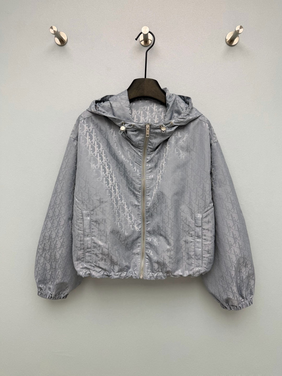 NO:827958,DIO*26 new dark pattern jacquard jacket has a delicate full texture pattern on the surface, feels smooth and thin, has a slight gloss, is breathable and not stuffy, and can protect against sun and wind. The hooded drawstring design has a gold CD metal drawstring buckle on the brim, which can be freely adjusted to make it casual and lazy. It can also modify the shoulder and neck lines and hide the body fat. The cuffs are designed with elastic cuffs, which are windproof and neat, giving you a windy feeling when walking.  The low-saturated matte gray tone has a cool and high-end feel, which can be easily worn by yellow-skinned sisters ~ Monochrome size 3 SML, Dior-clothing, dior, dior, jackets & coats, hats,19860909DIO*26新款暗纹提花冲锋衣外套 表面是细腻的满版肌理纹,摸起来顺滑轻薄,自带微微光泽感,透气不闷还能防晒防风,连帽抽绳设计帽檐配有金色CD金属抽绳扣,可自由调节版型,随性又慵懒,还能修饰肩颈线条,藏住拜拜肉 袖口做了松紧收口设计,防风又利落, 走路时带风的感觉 低饱和的雾面灰色调,自带清冷高级感 黄皮姐妹也能轻松驾驭~单色3码SML,迪奥-服装,dior,dior,jackets & coats,hats,,Women's clothing