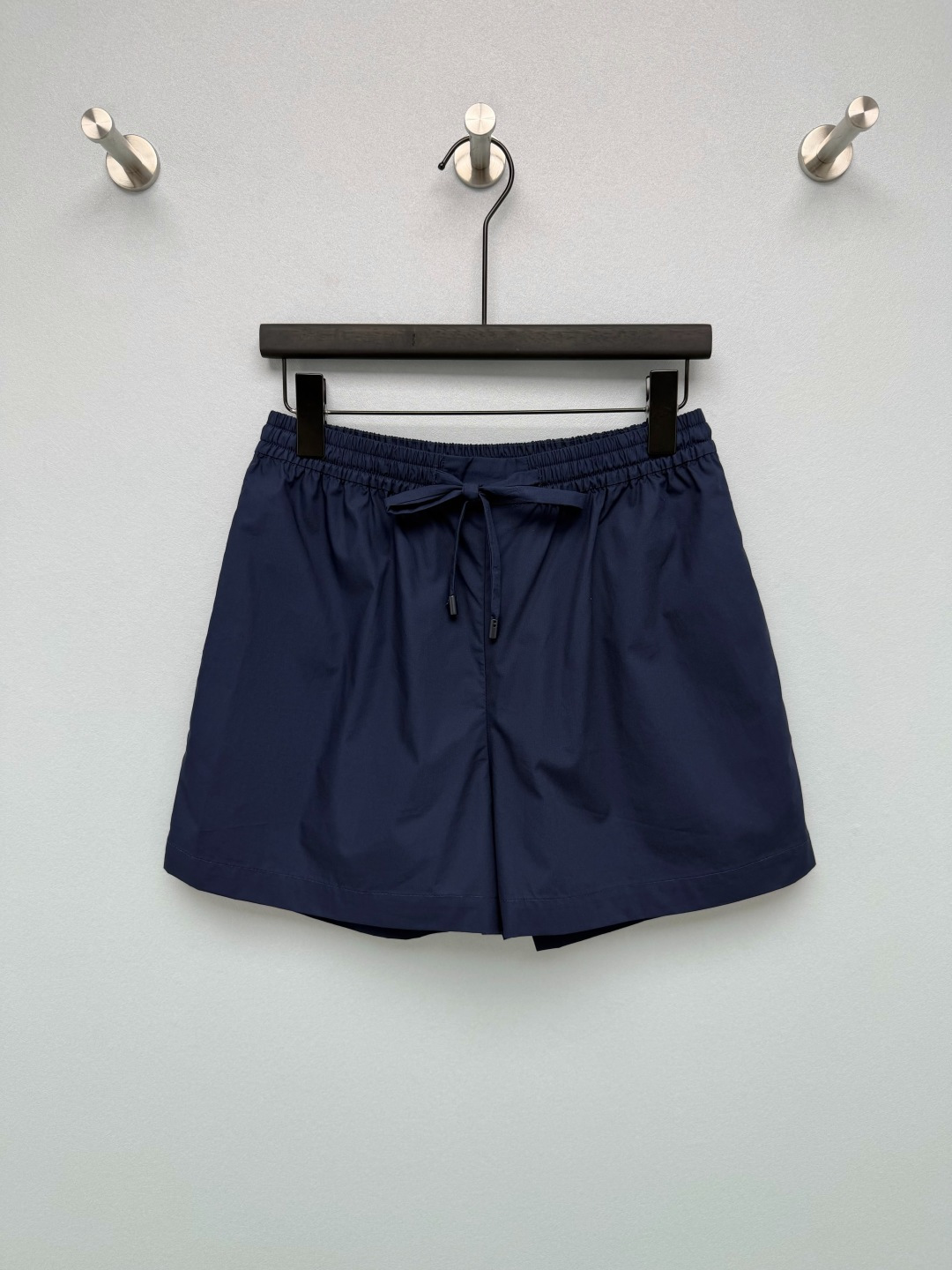 NO:827944,Hemer*26 New Embroidered Casual Shorts Elastic waist + drawstring design  Single color code 4 SMLXL, Hermes-clothing,hermes,hermes,shorts,shirts,19860909Hemer*26新款刺绣休闲短裤 松紧腰+抽绳设计 A字阔腿版型裤腿微阔,刚好遮住大腿最粗的位置,显腿直又藏肉,梨形身材友好后口袋延续了衬衫袖口的「HERM*S PARIS」圆形刺绣+条纹织带设计,和上衣呼应感拉满,低调的高级感藏在细节里.还有同系列上衣可以搭配套装哦~短裤 单色4码SMLXL,爱马仕-服装,hermes,hermes,shorts,shirts,,Women's clothing