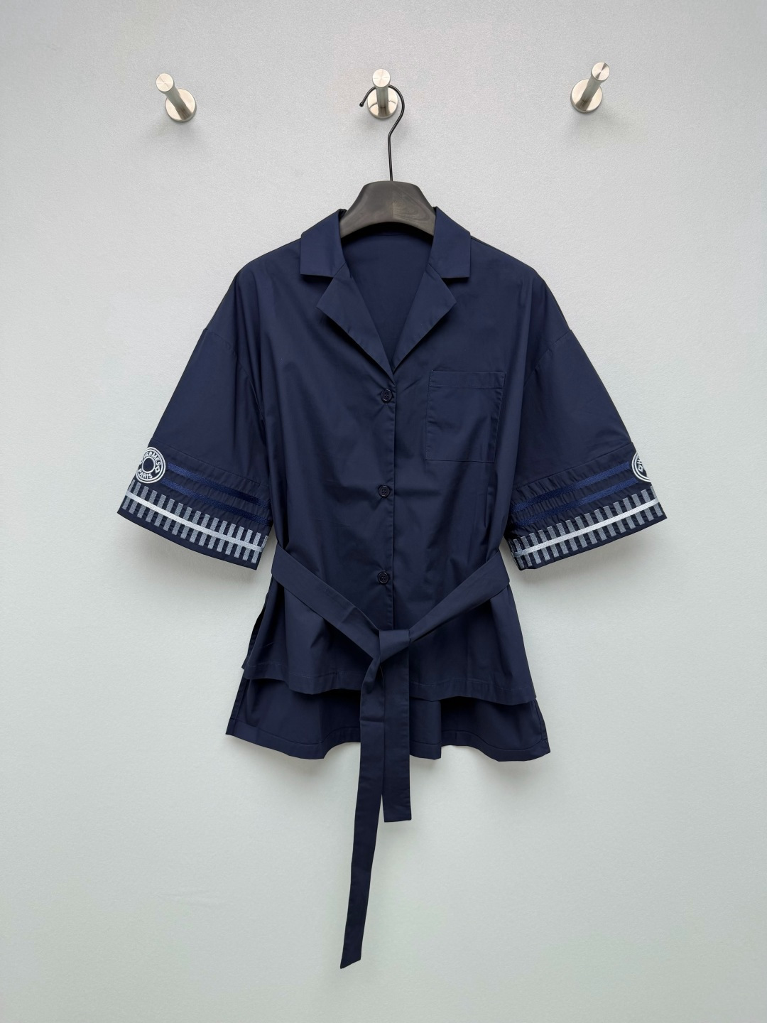 NO:827951,Hemer*26's new embroidered casual front and back long top is made of high-count cotton twill fabric, which is stiff and not easy to wrinkle. It has a soft matte texture, is skin-friendly and breathable, and does not feel stuffy when worn in summer. It has an online drape, making it easy to create clean lines. Suit lapel + mid-sleeves, short front and long back + slit hem. 'HERM*S' on the cuffs  'PARIS' circular embroidery with striped webbing is low-key and highly recognizable. It is the soul detail of the whole dress. It comes with a belt of the same color, which can be used to tighten or loosen the waist according to the needs of the outfit. It can be worn multiple times and is practical. There are also shorts from the same series that can be matched with suits ~ Tops are solid color size 4 SMLXL, Hermès - Clothing, hermes, hermes, shorts, business suit,19860909Hemer*26新款刺绣休闲前段后长上衣 采用高支棉斜纹面料,挺括不易皱,自带柔和的哑光质感,亲肤透气,夏季穿着也毫无闷热感,垂坠感在线,轻松打造利落线条.西装翻领+中袖,前短后长+开叉下摆.袖口的「HERM*S PARIS」圆形刺绣搭配条纹织带,低调又极具辨识度,是整件衣服的灵魂细节.自带同色系腰带,可根据穿搭需求打造收腰或宽松效果,一衣多穿,实用性拉满.还有同系列的短裤可搭配套装 ~上衣单色4码SMLXL,爱马仕-服装,hermes,hermes,shorts,business suit,,Women's clothing