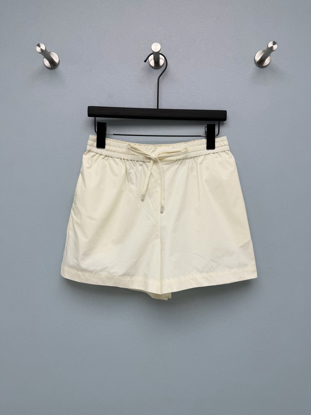 NO:828004,Hemer*26 New Embroidered Casual Shorts Elastic waist + drawstring design  Single color code 4 SMLXL, Hermes-clothing,hermes,hermes,shorts,shirts,19860909Hemer*26新款刺绣休闲短裤 松紧腰+抽绳设计 A字阔腿版型裤腿微阔,刚好遮住大腿最粗的位置,显腿直又藏肉,梨形身材友好后口袋延续了衬衫袖口的「HERM*S PARIS」圆形刺绣+条纹织带设计,和上衣呼应感拉满,低调的高级感藏在细节里.还有同系列上衣可以搭配套装哦~短裤 单色4码SMLXL,爱马仕-服装,hermes,hermes,shorts,shirts,,Women's clothing