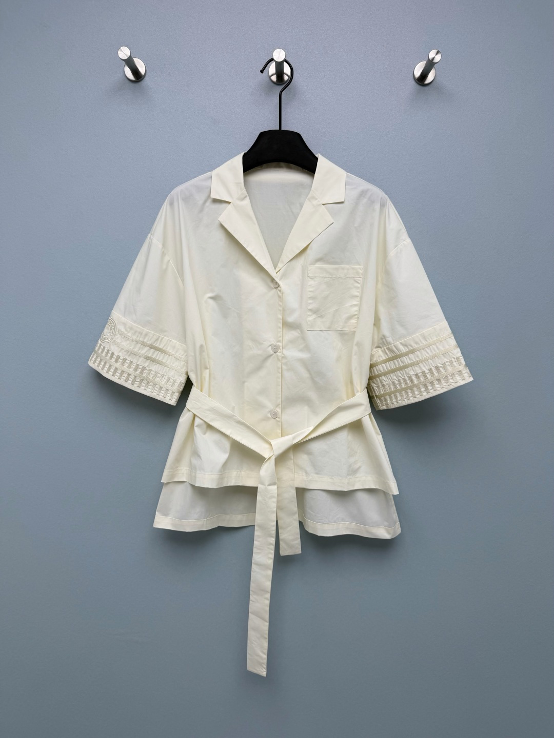 NO:828017,Hemer*26's new embroidered casual front and back long top is made of high-count cotton twill fabric, which is stiff and not easy to wrinkle. It has a soft matte texture, is skin-friendly and breathable, and does not feel stuffy when worn in summer. It has an online drape, making it easy to create clean lines. Suit lapel + mid-sleeves, short front and long back + slit hem. 'HERM*S' on the cuffs  'PARIS' circular embroidery with striped webbing is low-key and highly recognizable. It is the soul detail of the whole dress. It comes with a belt of the same color, which can be used to tighten or loosen the waist according to the needs of the outfit. It can be worn multiple times and is practical. There are also shorts from the same series that can be matched with suits ~ Tops are solid color size 4 SMLXL, Hermès - Clothing, hermes, hermes, shorts, business suit,19860909Hemer*26新款刺绣休闲前段后长上衣 采用高支棉斜纹面料,挺括不易皱,自带柔和的哑光质感,亲肤透气,夏季穿着也毫无闷热感,垂坠感在线,轻松打造利落线条.西装翻领+中袖,前短后长+开叉下摆.袖口的「HERM*S PARIS」圆形刺绣搭配条纹织带,低调又极具辨识度,是整件衣服的灵魂细节.自带同色系腰带,可根据穿搭需求打造收腰或宽松效果,一衣多穿,实用性拉满.还有同系列的短裤可搭配套装 ~上衣单色4码SMLXL,爱马仕-服装,hermes,hermes,shorts,business suit,,Women's clothing