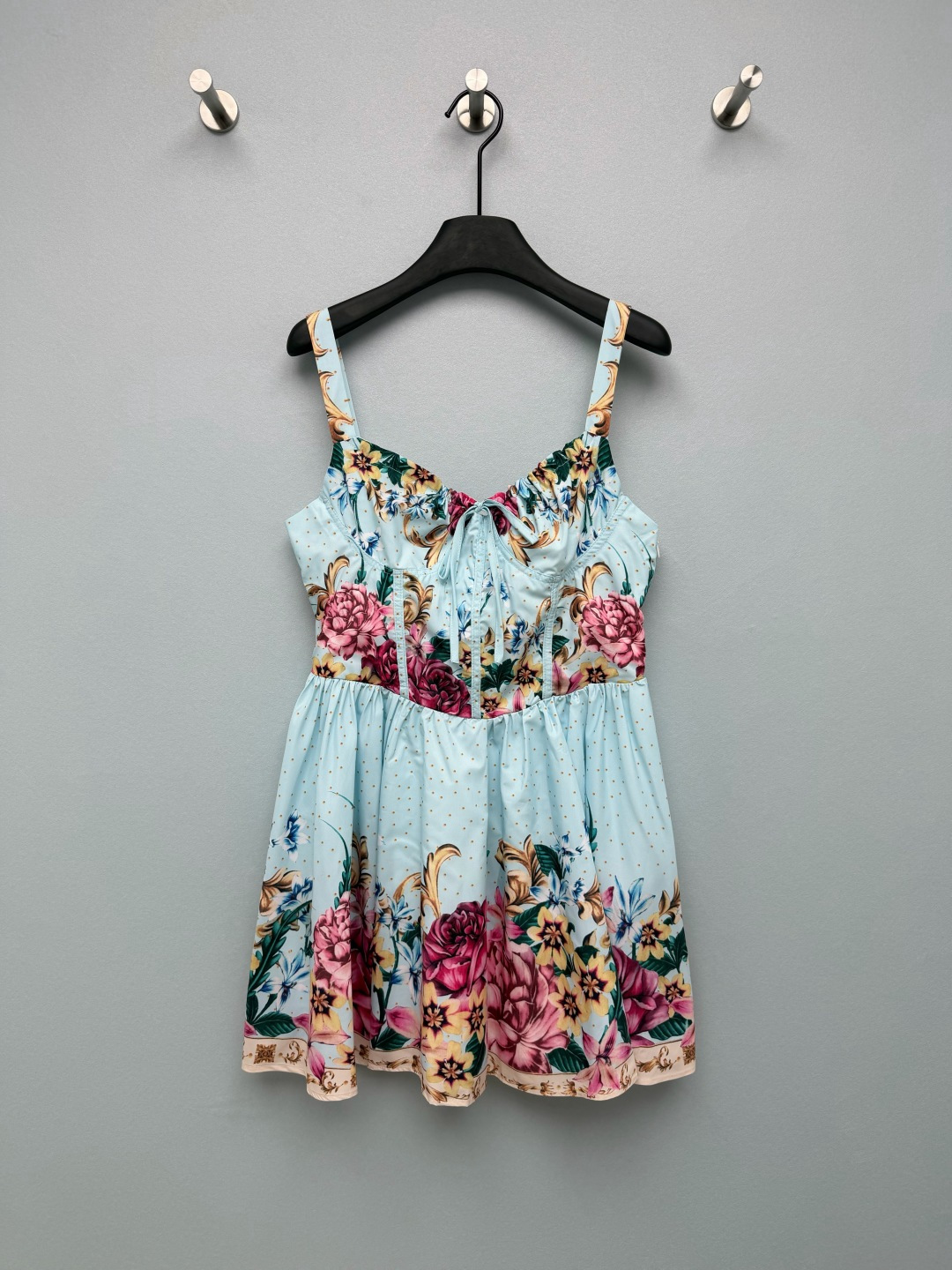 NO:828838,Agua By Agua Bendita 26 New Aqua Blue Baroque Printed Suspender Skirt Who knows!  Like a little princess coming out of a Renaissance oil painting, the aqua blue base fabric is gentle and refreshing, with retro baroque curly grass pattern + large flower print, plus fine golden polka dot embellishments, every detail is exquisite. The drawstring tie on the chest + the strap design on the back are really amazing!  You can freely adjust the tightness according to your body shape, and easily slim your waist. The high waistline and A-line skirt optimize the body proportions to the extreme. The pear-shaped figure can also be easily controlled. The length of the short skirt is just right to expose the thinnest calf, and a small person will have long legs in seconds!  Whether you are going to the beach for a vacation, an afternoon tea date or a visit to an art gallery, it is perfect to wear. It is fresh and retro, great for taking photos, gentle and romantic. It can completely support the atmosphere of spring and summer~Single color size 4 SMLXL, women's clothing, skirts,19860909Agua By Agua Bendita 26新款水蓝调巴洛克印花吊带裙 谁懂啊！像从文艺复兴油画里走出来的小公主,水蓝色的底布温柔又清爽,搭配复古巴洛克卷草纹+大朵花卉印花,再加上细碎的金色小波点点缀,每一处细节都透着精致感.胸前的抽绳系带+后背的绑带设计真的绝了！可以根据自己的身材自由调节松紧,轻松勒出小蛮腰,高腰线+A字裙摆把身材比例优化到极致,梨形身材也能轻松驾驭,短款裙长刚好露出最细的小腿,小个子穿秒变大长腿！不管是去海边度假、下午茶约会还是逛美术馆,穿它都超合适,清新又复古,拍照巨出片,温柔又浪漫,春夏的氛围感全靠它撑住了～单色4码SMLXL,女装,skirts,,Women's clothing