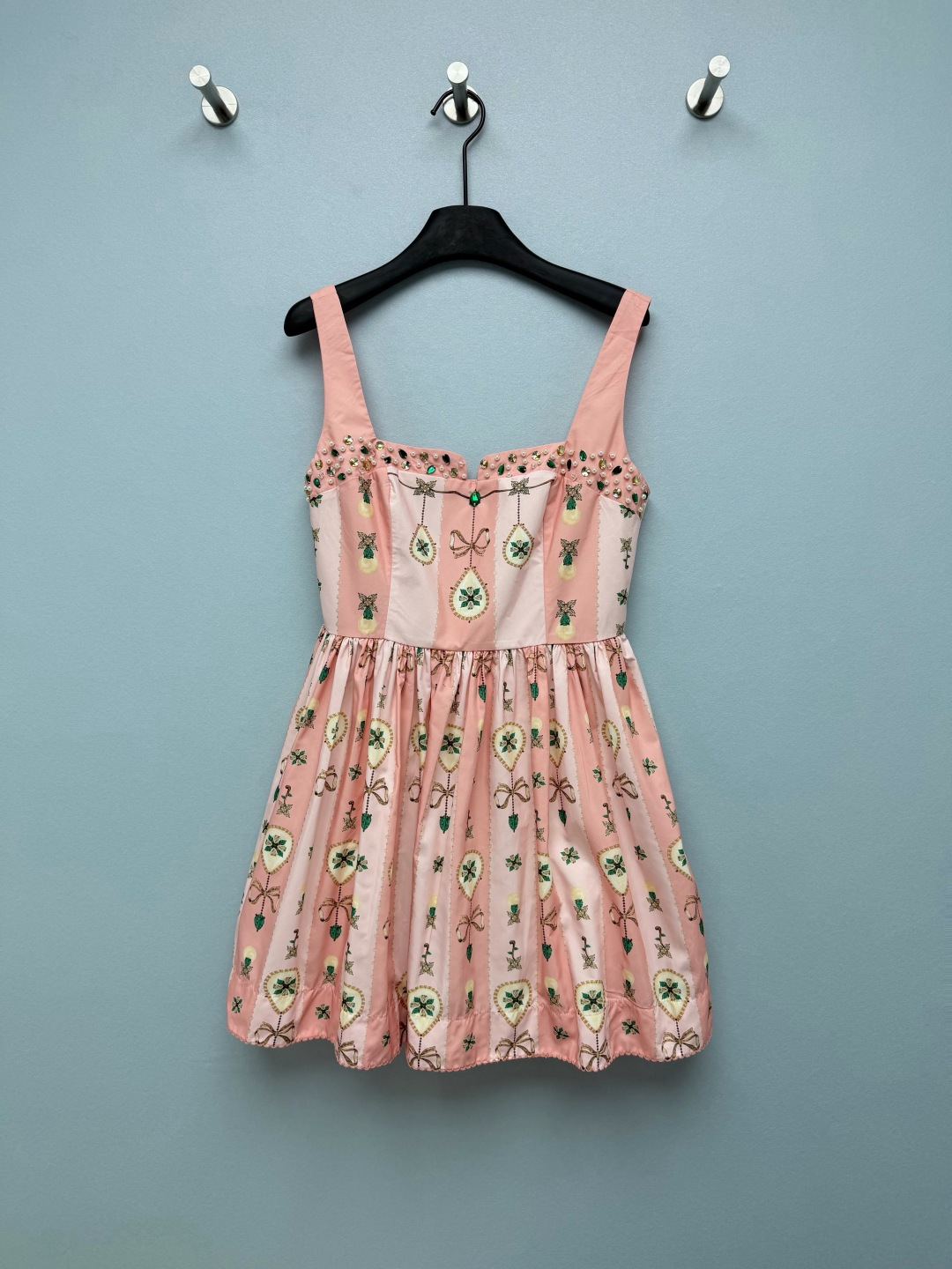 NO:828901,Agua By Agua Bendita 26 new pink gemstone printed beaded suspender skirt. The light pink background is gentle and white. With the retro pendant bow print, it is like wearing antique jewelry from the palace. Every detail is exquisite. The handmade beading on the neckline is really amazing!  Pearls + emerald drop diamonds + champagne-colored rhinestones are staggeredly arranged, blingbling in the sun. It comes with a soft light filter and is great for taking photos. It is gentle and noble, and makes you look like a wealthy daughter. The high waistline + A-line short version, the A-line skirt just covers the crotch, and the pear-shaped figure can be easily controlled. Whether it is a date, birthday party or afternoon tea, it is super suitable to wear, gentle and playful, whoever wears it will be the sweet girl ceiling!  Single color size 4 SMLXL, women's clothing, skirts,19860909Agua By Agua Bendita 26新款粉色宝石印花钉珠吊带裙 浅粉色的底色温柔又显白,搭配复古吊坠蝴蝶结印花,像把宫廷里的古董珠宝穿在了身上,每一处细节都透着精致感.领口的手工钉珠真的绝了！珍珠+祖母绿水滴钻+香槟色水钻错落排列,在阳光下blingbling的,自带柔光滤镜,拍照巨出片,温柔又贵气,妥妥的富家千金既视感.高腰线+A字短款的版型,A字裙摆刚好遮住胯部肉肉,梨形身材也能轻松驾驭.不管是约会、生日派对还是下午茶,穿它都超合适,温柔又俏皮,谁穿谁是甜妹天花板！单色4码SMLXL,女装,skirts,,Women's clothing