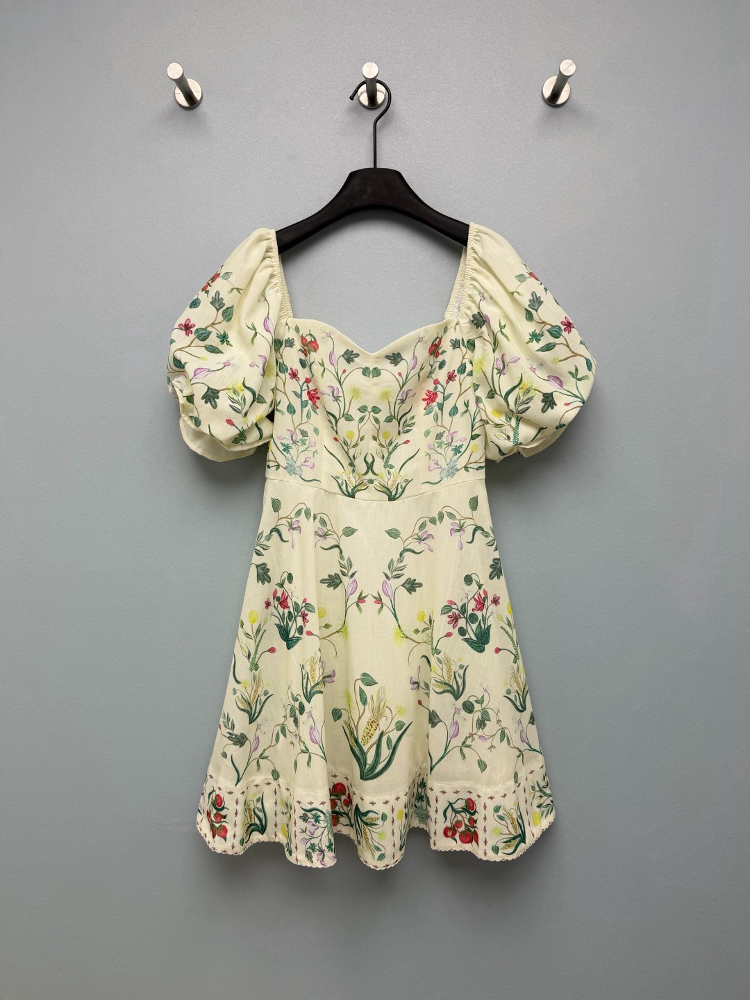 NO:828912,Agua By Agua Bendita 26 new French plant print puff sleeve dress has a French square collar with a gentle buff, which just exposes the delicate collarbone. It is paired with fluffy puff sleeves to hide the flesh on the arms. Don’t be too friendly to sisters with wide shoulders/sliding shoulders!  The hand-painted plant prints also irritate me too much  It's not the tacky big flower, but a fresh branch and leaf pattern that looks like it came out of an oil painting. The red flowers and green leaves stretch gently on the off-white base fabric. The yellow leather doesn't look dark at all, but it makes the skin clear and fresh. The linen blended fabric feels soft and waxy, and is breathable in summer without being sweaty. The short A-line skirt modifies the waist-to-hip ratio to perfection, making a small person's legs look longer in seconds!  Single color size 4 SMLXL, women's clothing, skirts,19860909Agua By Agua Bendita 26新款法式植物印花泡泡袖连衣裙 自带温柔buff的法式方领,刚好露出精致锁骨,搭配蓬蓬的泡泡袖,把手臂上的肉肉藏得严严实实,对宽肩/溜肩姐妹不要太友好！手绘感的植物印花也太戳我了 不是那种俗气的大花,是像从油画里走出来的清新枝叶图案,红的花、绿的叶在米白底布上温柔舒展,黄皮穿也完全不显黑,反而衬得皮肤清透又有气色.亚麻混纺的面料摸起来软软糯糯的,夏天穿透气又不闷汗,短款A字裙摆把腰臀比修饰得绝绝子,小个子穿秒变大长腿！单色4码SMLXL,女装,skirts,,Women's clothing
