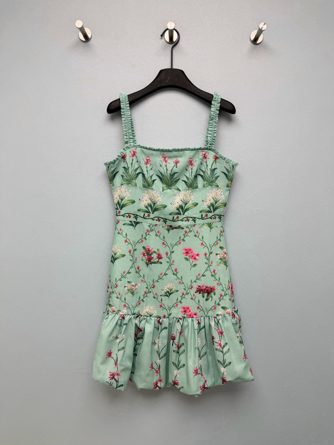 NO:828924,Agua By Agua Bendita 26 new mint Qingye French plant print bud suspender skirt  The low-saturated mint green background is gentle and refreshing, paired with the hand-painted pink and white plant and flower prints, which makes you feel like you are wearing a spring botanical garden on your body. The yellow skin also looks white when worn, making the skin clear and radiant. The elastic shoulder straps + square collar design just expose the delicate collarbone. It does not tighten the flesh and can also modify the shoulder and neck lines. Sisters with wide shoulders/sliding shoulders can also easily control it. The design of the high waist + bud skirt is really amazing!  It easily slims your waist, and the fluffy bud skirt hides the crotch flesh tightly, making a small person look taller in seconds. The double-layer lining design is also very considerate. It gives you a fresh and girly look when you take a photo. It supports the gentle atmosphere of spring and summer~Single color size 4 SMLXL, women's clothing, skirts,19860909Agua By Agua Bendita 26新款薄荷青野法式植物印花花苞吊带裙 低饱和的薄荷绿底色温柔又清爽,搭配手绘感的粉白植物花卉印花,像把春日的植物园穿在了身上,黄皮穿也巨显白,衬得皮肤清透又有气色.弹力打揽肩带+方领木耳边设计,刚好露出精致锁骨,不勒肉还能修饰肩颈线条,宽肩/溜肩姐妹也能轻松驾驭.高收腰+花苞裙摆的设计真的绝了！轻松勒出小蛮腰,蓬松的花苞裙摆把胯部肉肉藏得严严实实,小个子穿秒变大长腿.双层内衬设计也超贴心,随手一拍都是清新少女感,春夏的温柔氛围感全靠它撑住了～单色4码SMLXL,女装,skirts,,Women's clothing