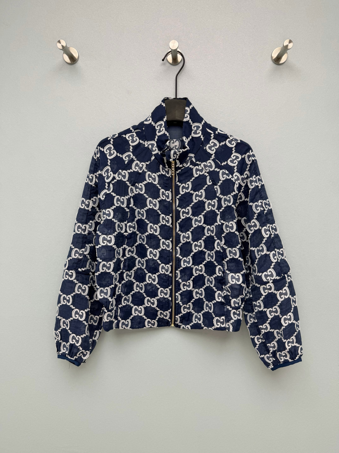 NO:829562,GUCC*26 new style double G jacquard see-through sun protection jacket, with its own brand recognition, low-key and luxurious texture, full of retro atmosphere. The semi-see-through jacquard fabric has its own hazy atmosphere, and it also has sun protection function, making it refreshing and breathable in summer without being stuffy.  Customized hardware zipper puller + stand-up collar design, the details show the brand texture; the short cut can easily create a high waistline, and with the stand-up collar design, the upper body is neat and stylish, and even a small person can easily wear it with supermodel proportions!  2 colors and 3 codes SML, Gucci-clothing, gucci, gucci, jackets & coats,19860909GUCC*26新款 双G提花透视防晒外套,自带品牌辨识度,低调中彰显轻奢质感,复古氛围感拉满.半透视的提花面料,自带朦胧氛围感,同时具备防晒功能,夏天穿着清爽透气不闷热. 定制五金拉链头+立领设计,细节处尽显品牌质感；短款剪裁轻松打造高腰线,搭配立领设计,上身利落有型,小个子也能轻松穿出超模比例！2色3码SML,古驰-服装,gucci,gucci,jackets & coats,,Women's clothing