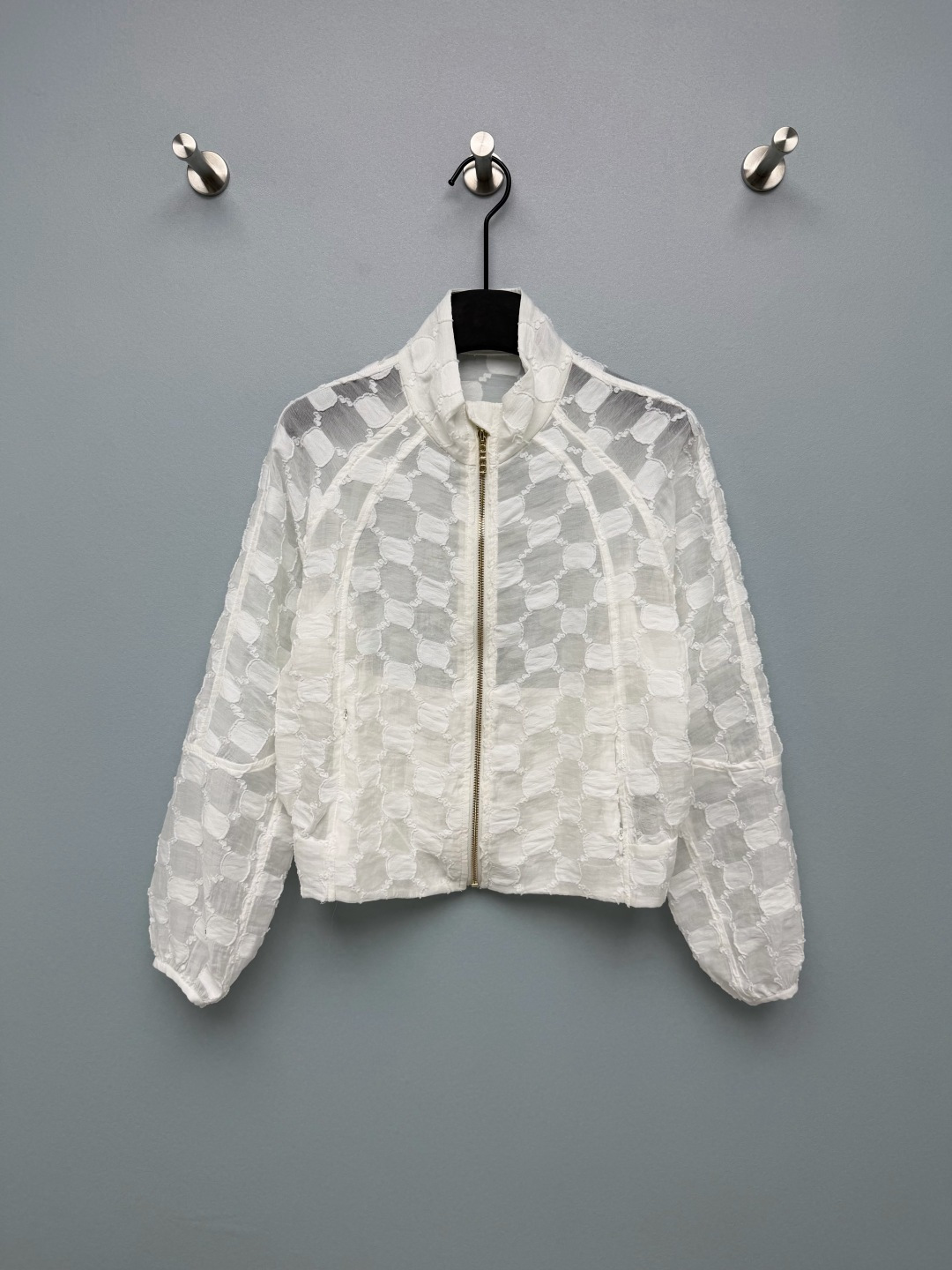 NO:829583,GUCC*26 new style double G jacquard see-through sun protection jacket, with its own brand recognition, low-key and luxurious texture, full of retro atmosphere. The semi-see-through jacquard fabric has its own hazy atmosphere, and it also has sun protection function, making it refreshing and breathable in summer without being stuffy.  Customized hardware zipper puller + stand-up collar design, the details show the brand texture; the short cut can easily create a high waistline, and with the stand-up collar design, the upper body is neat and stylish, and even a small person can easily wear it with supermodel proportions!  2 colors and 3 codes SML, Gucci-clothing, gucci, gucci, jackets & coats,19860909GUCC*26新款 双G提花透视防晒外套,自带品牌辨识度,低调中彰显轻奢质感,复古氛围感拉满.半透视的提花面料,自带朦胧氛围感,同时具备防晒功能,夏天穿着清爽透气不闷热. 定制五金拉链头+立领设计,细节处尽显品牌质感；短款剪裁轻松打造高腰线,搭配立领设计,上身利落有型,小个子也能轻松穿出超模比例！2色3码SML,古驰-服装,gucci,gucci,jackets & coats,,Women's clothing