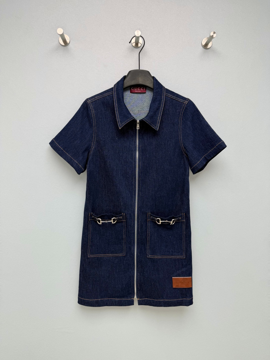 NO:829544,Gucc*26 new denim dress. The metal horsebit buckle at the pocket is a classic and iconic design, with a retro elegance, low-key and full of brand recognition. The short straight cut + middle front zipper design can modify the body shape without being picky. It is friendly to pear-shaped and apple-shaped figures, and has a casual and handsome feeling.  Denim blue is paired with topstitch sewing to restore the retro denim texture; the logo leather mark on the hem strengthens the brand identity, and the short sleeves + lapel design is both refreshing and refined. The dark denim blue comes with a retro filter, topstitch stitching and horsebit details directly add to the charm. Monochrome 3-code SML, Gucci-clothing, gucci, gucci, skirts, T-shirt,19860909Gucc*26新款牛仔连衣裙 口袋处的金属马衔扣是经典标志性设计,自带复古优雅气质,低调又充满品牌辨识度.短款直筒剪裁+前中拉链设计,修饰身形不挑身材,对梨形、苹果型身材都很友好,自带随性帅气感. 牛仔蓝搭配明线车缝,还原复古牛仔质感；下摆的logo皮质标,强化品牌标识,短袖+翻领设计兼顾清爽与精致.深牛仔蓝自带复古滤镜,明线车缝和马衔扣细节直接封神 单色3码 SML,古驰-服装,gucci,gucci,skirts,T-shirt,,Women's clothing