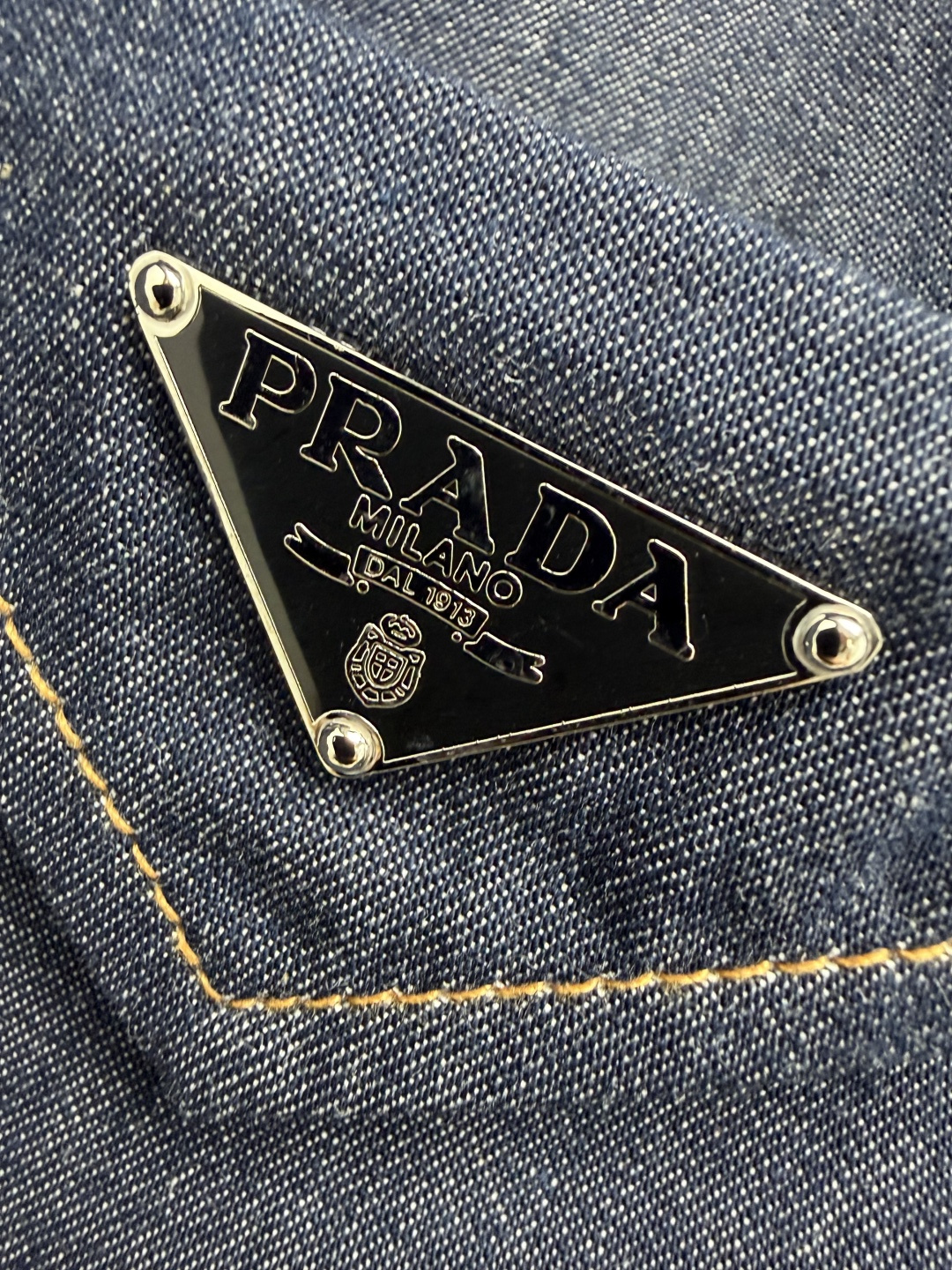 🔥🔥Prad*26新款牛仔休闲套装 上衣口袋和短裤后袋的三角金属标，是品牌辨识度的核心，低调又充满高级感