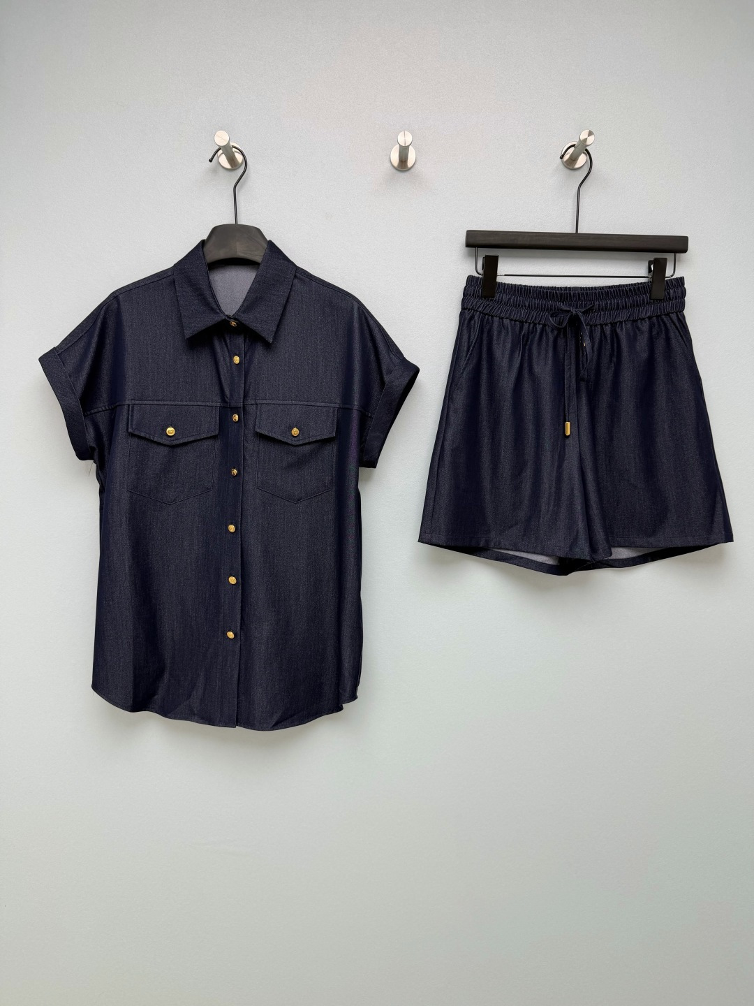 NO:829531,Fend*26 new denim casual suit  The golden FF letter buttons are the core of brand recognition, and the details have a sense of elegance; the brown leather label on the back also strengthens the brand logo, which is low-key and full of high-end feeling. The top is a lapel short-sleeved shirt with dropped shoulders and a slightly loose cut, which is not flattering on the figure; the shorts have an elastic waist drawstring design,  It is very tolerant of the waistline, and a pear-shaped figure can hide the flesh easily. The dark indigo imitation denim fabric has a drapey feel, which not only has the retro texture of denim, but is also lighter and more breathable than ordinary denim, so it will not be stuffy when worn in summer. The whole set is a no-brainer to match, and it is not exaggerated for daily wear, it is low-key and elegant  Single color code 3 SML, Fendi-clothing, fendi, fendi, shorts, shirts, T-shirt,19860909Fend*26新款牛仔休闲套装 金色FF字母纽扣是品牌辨识度的核心,细节处自带贵气感；后片的棕色皮标也强化了品牌标识,低调又充满高级感.上衣是翻领短袖衬衫,落肩+微宽松剪裁,不挑身材；短裤是松紧腰抽绳设计,对腰围包容度高,梨形身材也能轻松藏肉.深靛蓝仿牛仔面料自带垂坠感,既有牛仔的复古质感,又比普通牛仔更轻薄透气,夏天穿也不会闷热.整套搭配不用费脑,日常穿也完全不夸张,低调又贵气 单色3码 SML,芬迪-服装,fendi,fendi,shorts,shirts,T-shirt,,Women's clothing