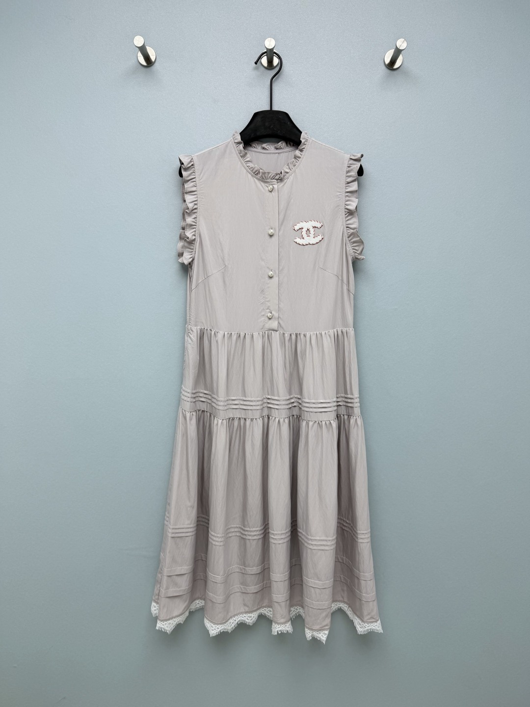 NO:829501,chan*l26 new ear-shaped sleeveless dress  The double C embroidery on the chest + pearl button design has its own brand recognition. The red/white contrasting stitches on the edge of the embroidery are exquisite and playful, and full of details. The stand-up collar with fungus edge + small flying sleeves design modify the shoulder and neck lines, giving it a sense of French tenderness; the A-line cake skirt + layered stitching design hides the flesh and makes you look slimmer, and is super friendly to pear-shaped figures. The hem is embellished with lace, and the fabric has a strong sense of drape. The white model is fresh and clean, and the gray model is gentle and versatile, and it is not exaggerated at all for daily wear.  2 colors and 3 codes SML, Chanel-clothing, chanel, chanel, skirts,19860909chan*l26新款木耳边无袖连衣裙 胸前双C刺绣+珍珠扣设计,自带品牌辨识度,刺绣边缘的红/白撞色线迹精致又俏皮,细节感拉满.木耳边立领+小飞袖设计,修饰肩颈线条,自带法式温柔感；A字蛋糕裙摆+层次压线设计,藏肉显瘦,对梨形身材超友好.下摆蕾丝花边点缀,面料垂坠感强,白色款清新干净,灰色款温柔百搭,日常穿也完全不夸张 2色3码SML,香奈儿-服装,chanel,chanel,skirts,,Women's clothing