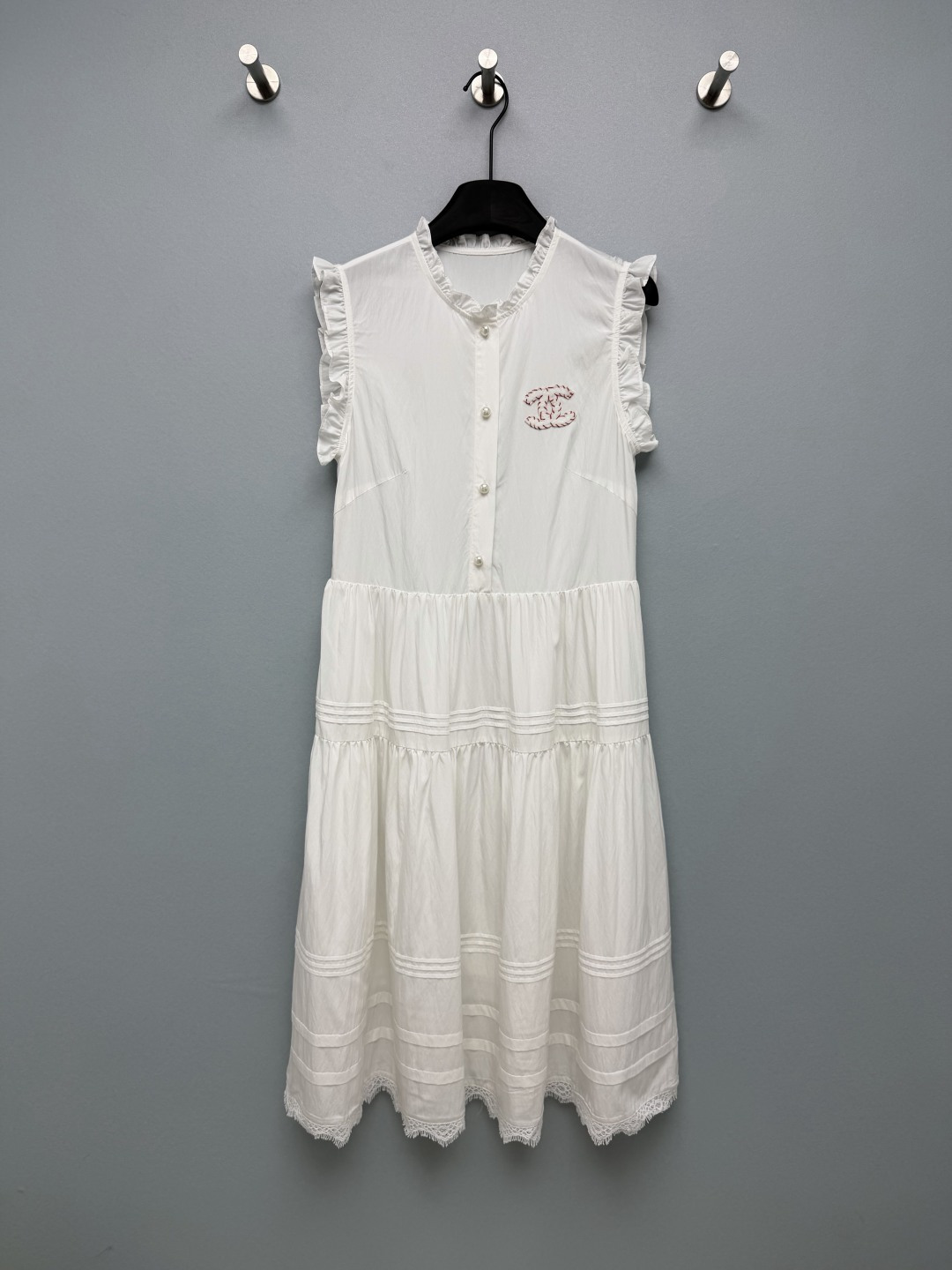 NO:829515,chan*l26 new ear-shaped sleeveless dress  The double C embroidery on the chest + pearl button design brings brand recognition. The red/white contrasting stitches on the edge of the embroidery are exquisite and playful, with a full sense of detail. The ear-shaped stand-up collar + small flying sleeves design modify the shoulder and neck lines, giving it a sense of French tenderness; the A-line cake skirt + layered seam design hides the flesh and makes you look slimmer, and is super friendly to pear-shaped figures. The hem is embellished with lace, and the fabric has a strong sense of drape. The white model is fresh and clean, and the gray model is gentle and versatile, and it is not exaggerated at all for daily wear.  2 colors and 3 codes SML, Chanel-clothing, chanel, chanel, skirts,19860909chan*l26新款木耳边无袖连衣裙 胸前双C刺绣+珍珠扣设计,自带品牌辨识度,刺绣边缘的红/白撞色线迹精致又俏皮,细节感拉满.木耳边立领+小飞袖设计,修饰肩颈线条,自带法式温柔感；A字蛋糕裙摆+层次压线设计,藏肉显瘦,对梨形身材超友好.下摆蕾丝花边点缀,面料垂坠感强,白色款清新干净,灰色款温柔百搭,日常穿也完全不夸张 2色3码SML,香奈儿-服装,chanel,chanel,skirts,,Women's clothing