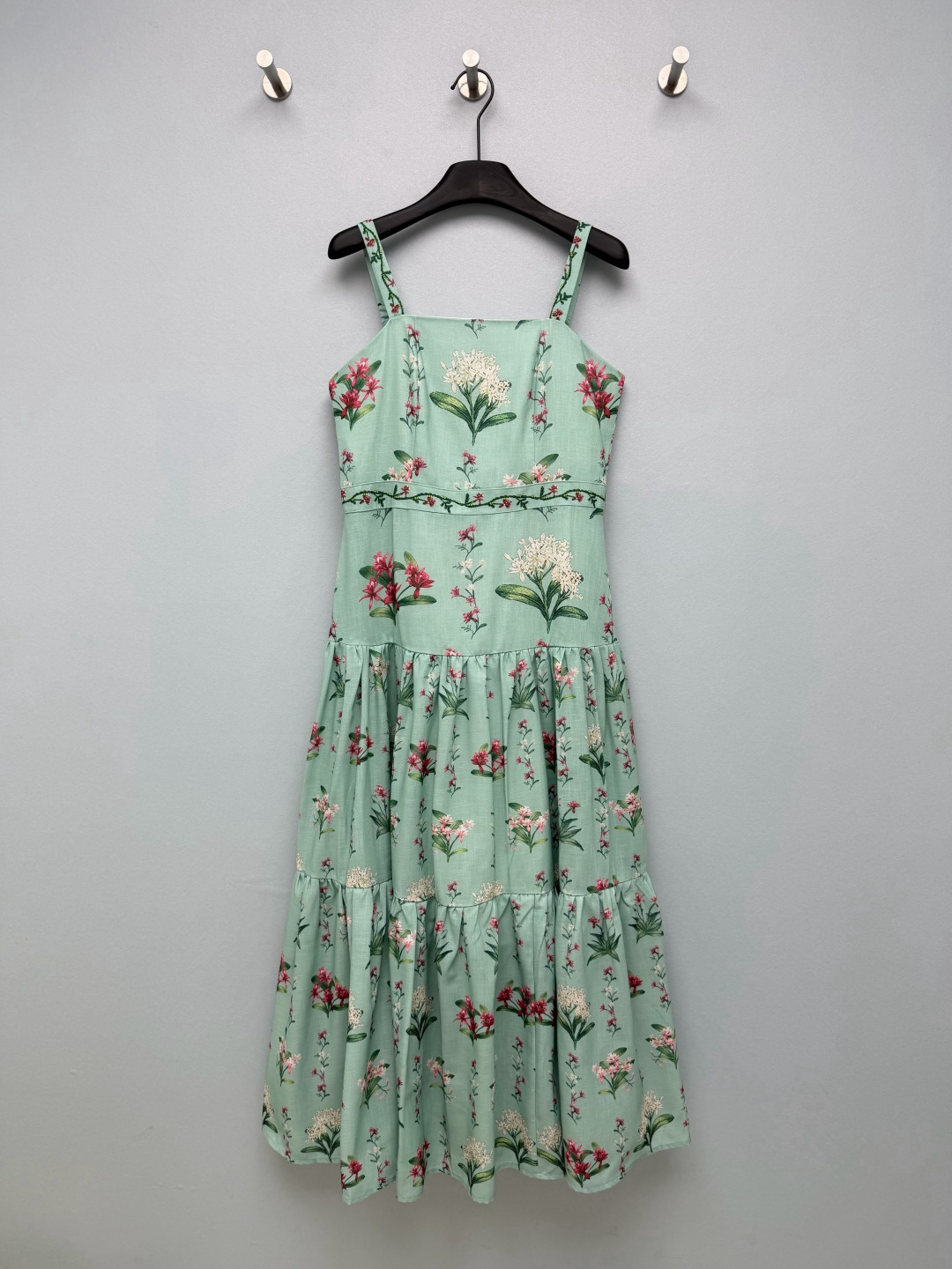 NO:829536,Agua By Agua Bendita  26 New Mint Aoye French Plant Printed Flower Bud Suspender Skirt (Long Style) The low-saturated mint green background color is gentle and refreshing, paired with the hand-painted pink and white plant flower prints, it is like wearing a spring botanical garden on your body. The yellow skin also looks white when worn, and the lining  The skin is clear and complex. The elastic shoulder straps + square collar with fungus edge design just expose the delicate collarbone. It can also modify the shoulder and neck lines without tightening the flesh. Sisters with wide shoulders/sliding shoulders can also easily control it. The design of high waist + bud skirt is really amazing!  It easily slims your waist, and the fluffy bud skirt hides the crotch flesh tightly, making a small person look taller in seconds. The double-layer lining design is also very considerate. It gives you a fresh and girly look when you take a photo. It supports the gentle atmosphere of spring and summer~Single color size 4 SMLXL, Dior-clothing, dior, skirts,19860909Agua By Agua Bendita 26新款薄荷青野法式植物印花花苞吊带裙（长款）低饱和的薄荷绿底色温柔又清爽,搭配手绘感的粉白植物花卉印花,像把春日的植物园穿在了身上,黄皮穿也巨显白,衬得皮肤清透又有气色.弹力打揽肩带+方领木耳边设计,刚好露出精致锁骨,不勒肉还能修饰肩颈线条,宽肩/溜肩姐妹也能轻松驾驭.高收腰+花苞裙摆的设计真的绝了！轻松勒出小蛮腰,蓬松的花苞裙摆把胯部肉肉藏得严严实实,小个子穿秒变大长腿.双层内衬设计也超贴心,随手一拍都是清新少女感,春夏的温柔氛围感全靠它撑住了～单色4码SMLXL,迪奥-服装,dior,skirts,,Women's clothing
