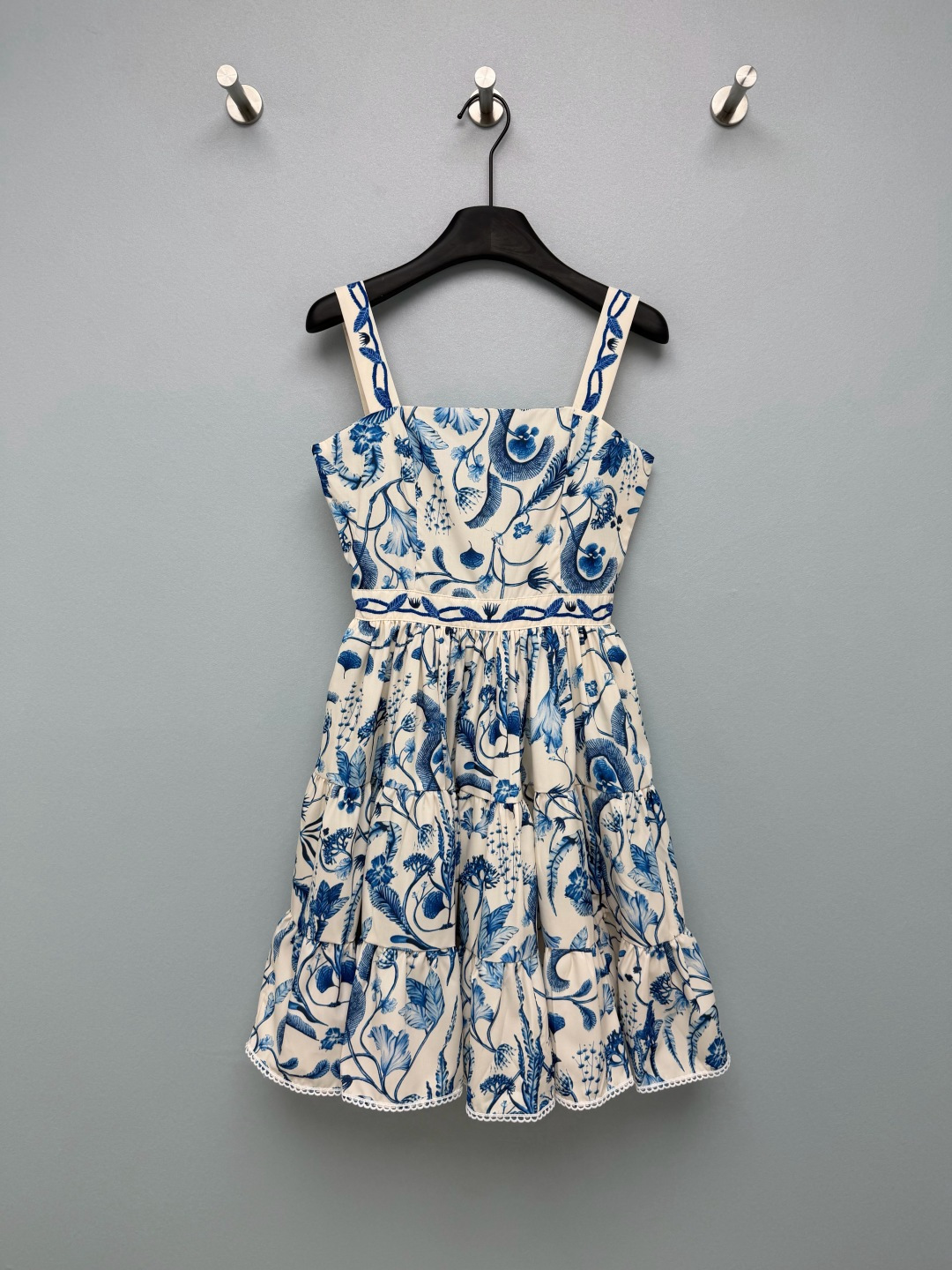 NO:829472,Agua By Agua Bendita 26 new blue and white porcelain printed suspender skirt  The classic blue and white color scheme restores the oriental aesthetics of blue and white porcelain. The lines of plant patterns are smart, with a retro literary and artistic atmosphere. The contrasting colors are fresh and white. The contrast is strong and makes you look whiter and slimmer. The yellow leather is also very white when worn, which makes the skin clear and complex. The elastic shoulder strap + square collar design just exposes the delicate collarbone, does not tighten the flesh, and can also modify the shoulder and neck lines.  Sisters with wide shoulders/sleeved shoulders can also easily control it. The fluffy skirt hides the crotch flesh tightly, and a small person will have long legs in seconds. The double-layer lining design is also very considerate, and it looks fresh and girly when you take a photo. It supports the gentle atmosphere of spring and summer~Single color size 4 SMLXL, Dior-clothing, dior, skirts,19860909Agua By Agua Bendita 26新款青花瓷印花吊带裙 以经典蓝白配色还原青花瓷的东方美学,植物纹样线条灵动,自带复古文艺氛围,撞色清新又显白.对比强烈又显白显瘦.黄皮穿也巨显白,衬得皮肤清透又有气色.弹力打揽肩带+方领设计,刚好露出精致锁骨,不勒肉还能修饰肩颈线条,宽肩/溜肩姐妹也能轻松驾驭.蓬松的裙摆把胯部肉肉藏得严严实实,小个子穿秒变大长腿.双层内衬设计也超贴心,随手一拍都是清新少女感,春夏的温柔氛围感全靠它撑住了～单色4码SMLXL,迪奥-服装,dior,skirts,,Women's clothing