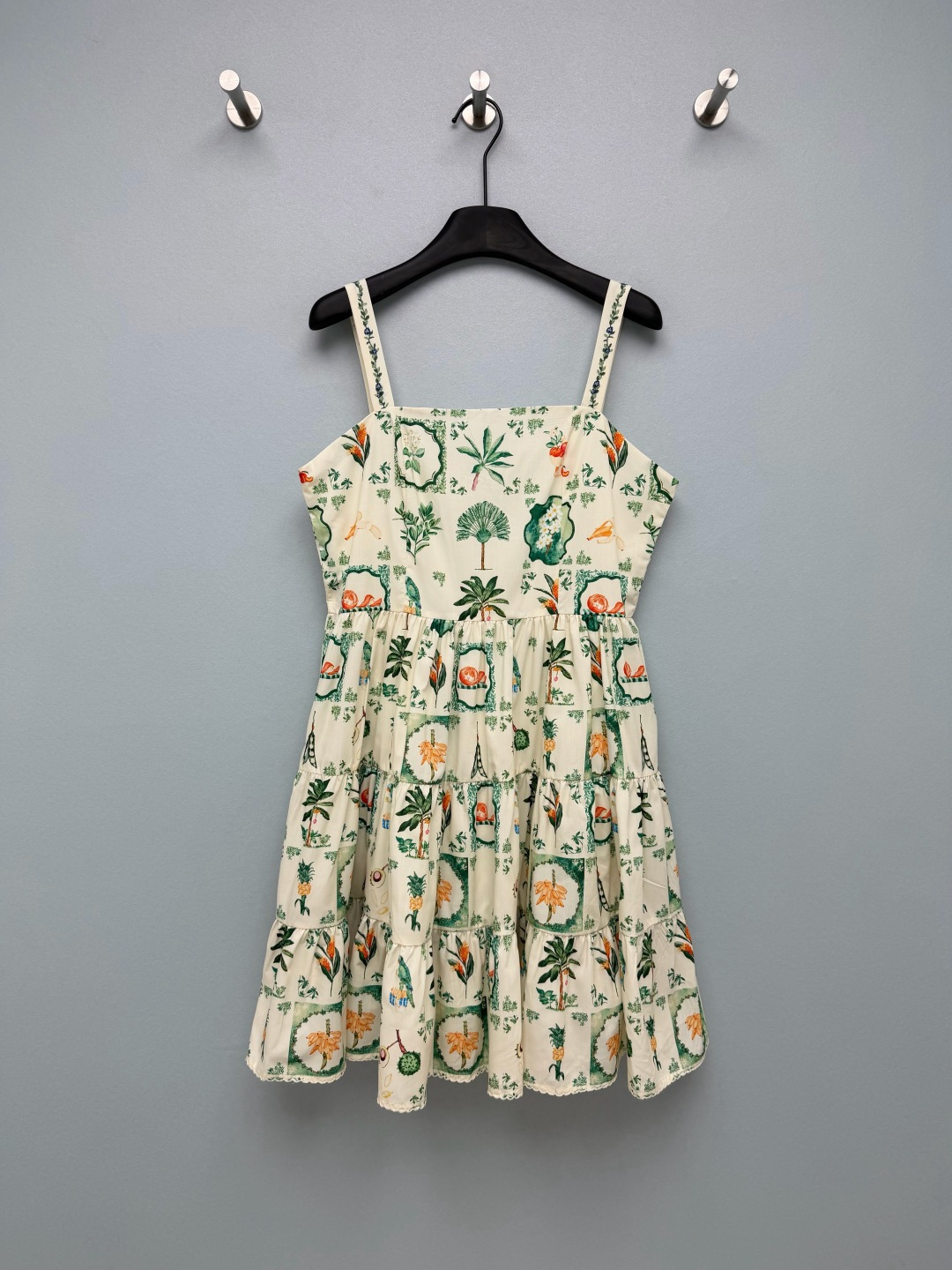 NO:829479,Agua By Agua Bendita 26 new tropical plant print suspender skirt  The milky white base is paired with watercolor-style tropical plants and fruit prints. It is like wearing a summer botanical garden on your body. The refreshing green tone brings a cooling feeling and reduces your age. It is like wearing a spring botanical garden on your body. The yellow leather also makes the skin look whiter, making the skin clear and complex. The elastic shoulder strap + square collar design just exposes the delicate collarbone, and can also modify the shoulders without tightening the flesh.  Neck lines, wide shoulders/sleeved shoulders can be easily controlled by sisters. The fluffy skirt hides the crotch flesh tightly, and a small person will have long legs in seconds. The double-layer lining design is also very considerate, and it gives a fresh and girly look whenever you take a shot. It supports the gentle atmosphere of spring and summer~Single color size 4 SMLXL, Dior-clothing, dior, skirts,19860909Agua By Agua Bendita 26新款热带植物印花吊带裙 奶白底搭配水彩风热带植物、水果印花,像把夏日植物园穿在身上,清爽的绿色调自带降温感,元气又减龄.像把春日的植物园穿在了身上,黄皮穿也巨显白,衬得皮肤清透又有气色.弹力打揽肩带+方领设计,刚好露出精致锁骨,不勒肉还能修饰肩颈线条,宽肩/溜肩姐妹也能轻松驾驭.蓬松的裙摆把胯部肉肉藏得严严实实,小个子穿秒变大长腿.双层内衬设计也超贴心,随手一拍都是清新少女感,春夏的温柔氛围感全靠它撑住了～单色4码SMLXL,迪奥-服装,dior,skirts,,Women's clothing