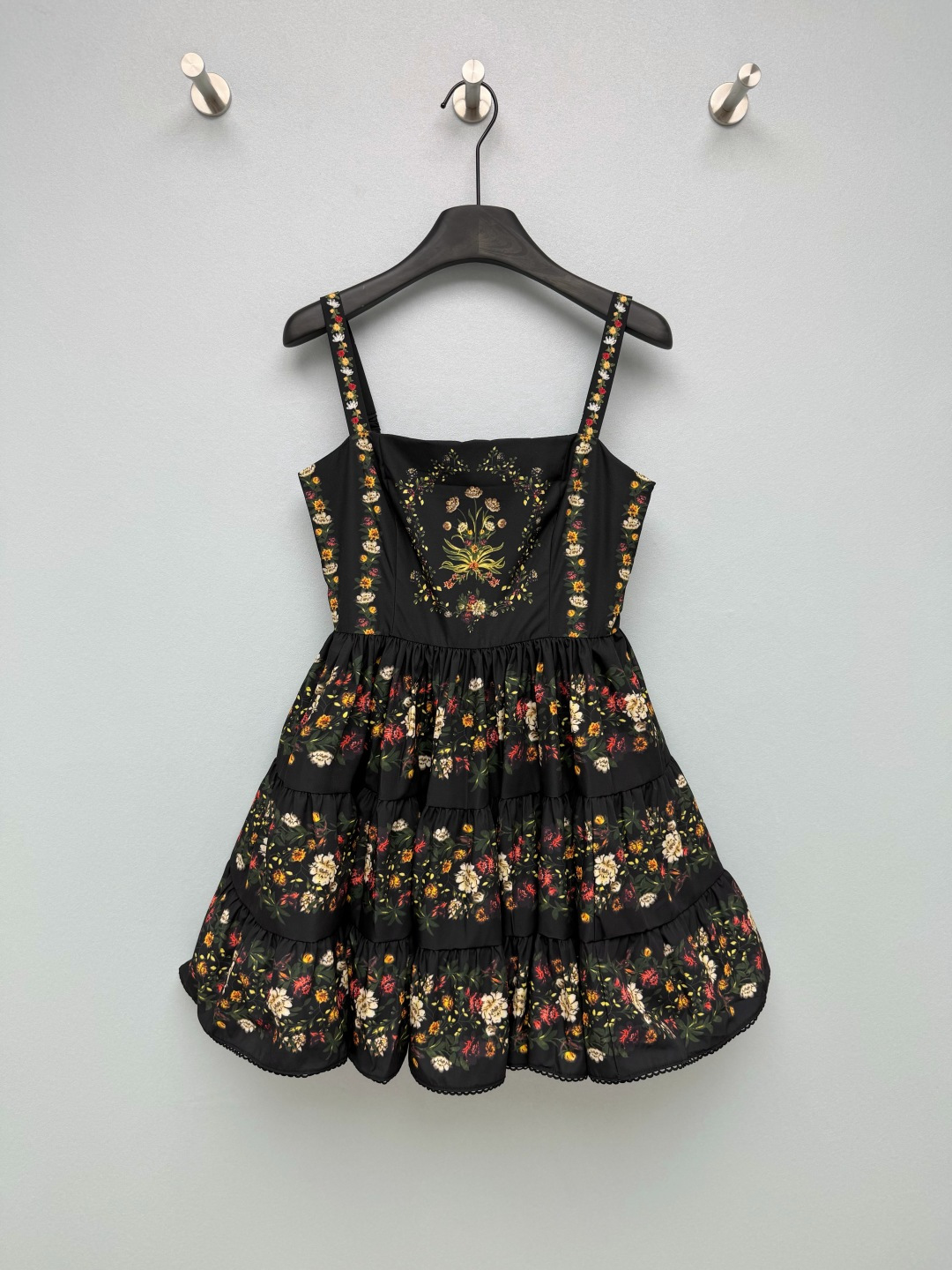 NO:829486,Agua By Agua Bendita 26 new black bottom retro floral suspender skirt  The black bottom with rich red, yellow and white flower prints is like wearing a 17th century botanical map on the body. It has a retro manor atmosphere. The contrast is strong and it makes you look whiter and slimmer. The yellow leather is also very white when worn, making the skin clear and complex. The elastic shoulder straps + square collar design just reveal the delicate collarbone, and can also modify the shoulder and neck line without tightening the flesh.  Striped, wide-shouldered/sleeved-shouldered sisters can easily control it. The fluffy skirt hides the crotch flesh tightly, and a small person will have long legs in seconds. The double-layer lining design is also very considerate, and it looks fresh and girly when you take a shot. It supports the gentle atmosphere of spring and summer~Single color size 4 SMLXL, women's clothing, skirts,19860909Agua By Agua Bendita 26新款黑底复古碎花吊带裙 黑底搭配浓郁的红黄白花卉印花,像把17世纪的植物图谱穿在身上,自带复古庄园氛围感,对比强烈又显白显瘦.黄皮穿也巨显白,衬得皮肤清透又有气色.弹力打揽肩带+方领设计,刚好露出精致锁骨,不勒肉还能修饰肩颈线条,宽肩/溜肩姐妹也能轻松驾驭.蓬松的裙摆把胯部肉肉藏得严严实实,小个子穿秒变大长腿.双层内衬设计也超贴心,随手一拍都是清新少女感,春夏的温柔氛围感全靠它撑住了～单色4码SMLXL,女装,skirts,,Women's clothing