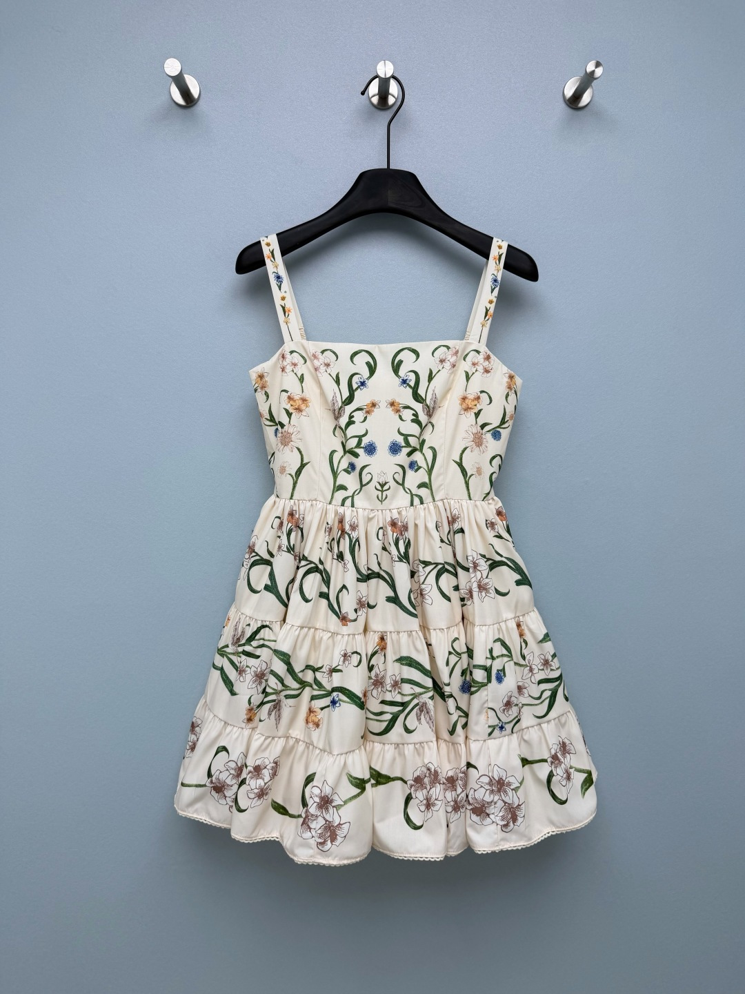 NO:829493,Agua By Agua Bendita 26 new fresh plant print suspender skirt  The milky white base is paired with a watercolor vine flower print. The lines are stretched and flexible, with a fresh literary and artistic feel. The low-saturation color matching is gentle and elegant, and it is not picky about the skin or the occasion. It is like wearing it in the botanical garden in spring. The yellow leather is also very white when worn, making the skin clear and complex. The elastic shoulder strap + square collar design just exposes the delicate collarbone, which is not tight.  The flesh can also modify the lines of shoulders and necks, and sisters with wide shoulders/sliding shoulders can also control it easily. The fluffy skirt hides the flesh of the crotch tightly, and a small person will have long legs in seconds. The double-layer lining design is also very considerate, and it gives a fresh and girly look when you take a shot. It supports the gentle atmosphere of spring and summer~Single color size 4 SMLXL, women's clothing, skirts,19860909Agua By Agua Bendita 26新款清新植物印花吊带裙 奶白底搭配水彩风藤蔓花卉印花,线条舒展灵动,自带清新文艺感,低饱和度配色温柔又显气质,不挑皮也不挑场合.像把春日的植物园穿在了身上,黄皮穿也巨显白,衬得皮肤清透又有气色.弹力打揽肩带+方领设计,刚好露出精致锁骨,不勒肉还能修饰肩颈线条,宽肩/溜肩姐妹也能轻松驾驭.蓬松的裙摆把胯部肉肉藏得严严实实,小个子穿秒变大长腿.双层内衬设计也超贴心,随手一拍都是清新少女感,春夏的温柔氛围感全靠它撑住了～单色4码SMLXL,女装,skirts,,Women's clothing
