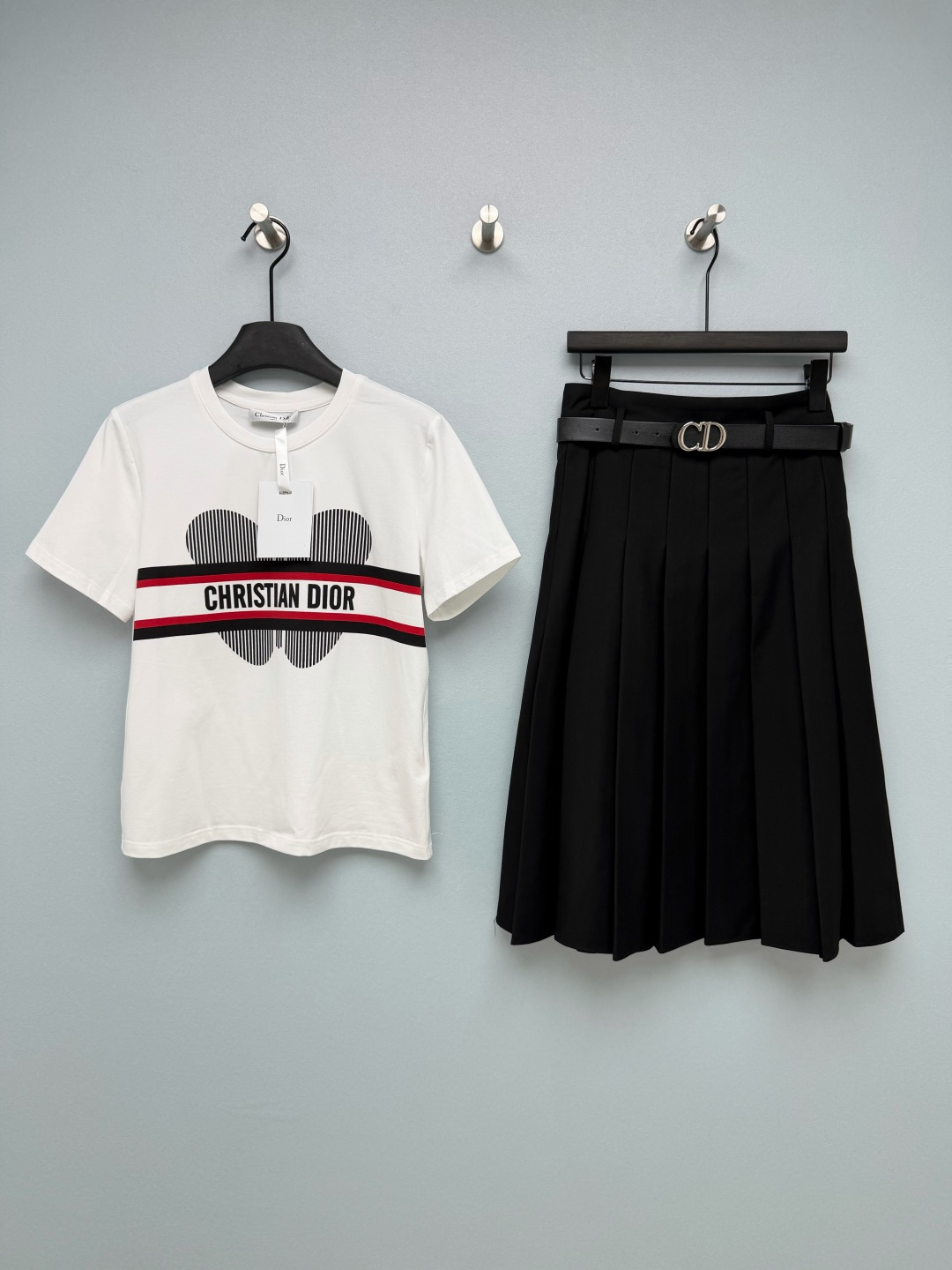 NO:829522,Dio*26's new short T-shirt + high-waisted pleated skirt set is sold as a set. It is easy to wear with a 30-70 proportion. The letter print and red and black stripes on the special effect T-shirt are directly welded to long legs. It is simple and recognizable. The CD belt on the pleated skirt completes the set. The black and white color scheme is refreshing and versatile. Paired with white shoes, you will be a youthful campus heroine. Change to a pair of loafers and you will instantly become a sophisticated commuting sister.  It’s not exaggerated for daily wear and has a low-key sense of elegance. It’s the most versatile item in your wardrobe!  Single color code 3 SML, Dior-clothing, dior, dior, loafers, skirts, tees, t-shirt,19860909Dio*26新款短款T恤+高腰百褶裙套装 整套出售 轻松穿出三七分比例,小个子直接焊死长腿特效T恤上的字母印花和红黑条纹,简约又有辨识度,百褶裙上的CD腰带细节感拉满整套黑白配色清爽又百搭,搭配小白鞋就是青春校园女主,换双乐福鞋秒变通勤精致姐姐 日常穿完全不夸张,又自带低调的贵气感,衣柜里的百搭王就是它了！单色3码SML,迪奥-服装,dior,dior,loafers,skirts,tees，t-shirt,,Women's clothing