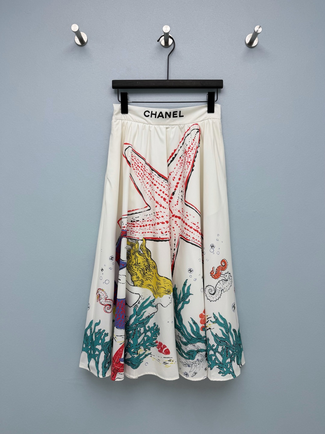 NO:829507,Chan*l26's new ocean print skirt puts summer fairy tales on your body. The off-white background + hand-painted ocean prints put the underwater world in fairy tales on your body. The contrasting colors of red, blue and green are bright and fresh. The yellow-skinned sisters can also easily hold the high-waisted A-line version, easily hide the flesh on the crotch and legs, and instantly become a gentle and temperamental goddess. Even small people can easily control it.  The brand letters on the waist and the double C details are hidden in the skirt, which is low-key and recognizable. The fabric has a full drape and has a smart luster when walking around, making it a great photo take!  Single color size 3 SML, Chanel-clothing, chanel, chanel, skirts,19860909Chan*l26新款海洋印花半裙 把夏日童话穿在身上 米白底色+手绘海洋印花,把童话里的海底世界穿在身上,红、蓝、绿撞色明快又清新,黄皮姐妹也能轻松hold住高腰A字版型,轻松藏住胯部和腿上的肉肉,穿上秒变温柔气质女神,小个子也能轻松驾驭 腰头的品牌字母+裙身隐藏双C细节,低调又有辨识度,面料垂坠感拉满,走动时自带灵动光泽,拍照巨出片！单色3码SML,香奈儿-服装,chanel,chanel,skirts,,Women's clothing