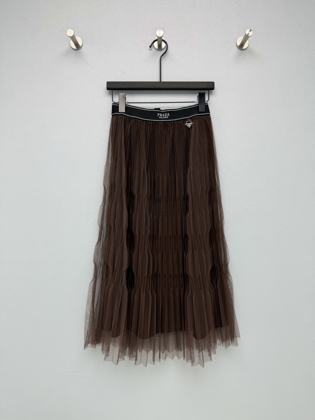 NO:829478,Prad*26 new pleated mesh skirt with atmospheric ceiling!  Unique wavy mesh fabric  The wide-brimmed branded webbing waistband is matched with a triangular metal logo for full recognition; the skirt is designed with three-dimensional pleated mesh, which has a sense of texture, is light and agile when walking, and has a superb sense of layering. The high-waisted A-line mid-length skirt reaches the calf position, which can be used to modify  The leg shape also has a gentle atmosphere, which is very friendly to sisters with pear-shaped figures and thick calves. The outer layer is light mesh + inner lining, which has a strong drape feeling and is not easy to snag or wrinkle. The black color is classic and versatile, and the coffee color comes with a retro gentle filter. The texture is high-end but not cheap!  2 colors and 3 codes SML, Prada-clothing, prada, prada, skirts,19860909Prad*26新款褶皱网纱半裙 氛围感天花板！独特的波浪形网纱面料 宽边品牌织带腰头,搭配三角金属标,辨识度拉满；裙身采用立体褶皱网纱设计,自带肌理感,走动时轻盈灵动,层次感超绝.高腰A字中长半裙,长度到小腿位置,既能修饰腿型,又自带温柔氛围感,对梨形身材、小腿粗的姐妹超友好.外层轻盈网纱+内衬,垂坠感强,不易勾丝也不易皱,黑色经典百搭,咖色自带复古温柔滤镜,质感高级不廉价！2色3码SML,普拉达-服装,prada,prada,skirts,,Women's clothing