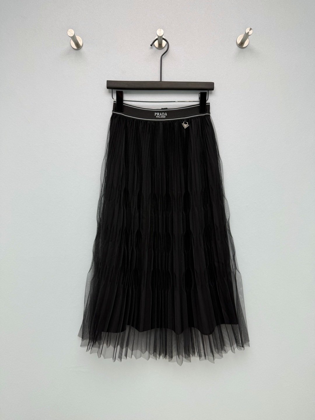 NO:829492,Prad*26 new pleated mesh skirt with atmospheric ceiling!  Unique wavy mesh fabric  The wide-brimmed branded webbing waistband is matched with a triangular metal logo for full recognition; the skirt is designed with three-dimensional pleated mesh, which has a sense of texture, is light and agile when walking, and has a superb sense of layering. The high-waisted A-line mid-length skirt reaches the calf position, which can be used to modify  The leg shape also has a gentle atmosphere, which is very friendly to sisters with pear-shaped figures and thick calves. The outer layer is light mesh + inner lining, which has a strong drape feeling and is not easy to snag or wrinkle. The black color is classic and versatile, and the coffee color comes with a retro gentle filter. The texture is high-end but not cheap!  2 colors and 3 codes SML, Prada-clothing, prada, prada, skirts,19860909Prad*26新款褶皱网纱半裙 氛围感天花板！独特的波浪形网纱面料 宽边品牌织带腰头,搭配三角金属标,辨识度拉满；裙身采用立体褶皱网纱设计,自带肌理感,走动时轻盈灵动,层次感超绝.高腰A字中长半裙,长度到小腿位置,既能修饰腿型,又自带温柔氛围感,对梨形身材、小腿粗的姐妹超友好.外层轻盈网纱+内衬,垂坠感强,不易勾丝也不易皱,黑色经典百搭,咖色自带复古温柔滤镜,质感高级不廉价！2色3码SML,普拉达-服装,prada,prada,skirts,,Women's clothing