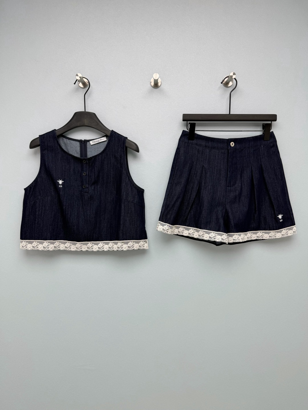 NO:829440,Dio*26 new denim lace suit. The combination of short top + high-waisted shorts can easily be worn in a 30-70 proportion, and can be easily controlled by small people. The flesh of the waist and abdomen is directly hidden. The white lace at the hem is exquisite but not cheap. With bee embroidery, it is low-key and recognizable. The control of details directly ecstasy.  The denim fabric is crisp and stylish, and the upper body is neat and not squishy. It is refreshing and breathable in summer. Pair it with white shoes to look like a sweet girl, or pair it with stilettos to look like a hot girl. The whole set can suit all occasions. The deep navy blue comes with a retro filter, which can be easily worn by yellow-skinned sisters. It has a summer atmosphere and a sweet and cool girl feeling!  Monochrome size 3 SML, Dior-clothing, dior, dior, shorts,19860909Dio*26新款牛仔蕾丝套装 短款上衣+高腰短裤的组合,轻松穿出三七分比例,小个子也能轻松驾驭,腰腹肉肉直接藏住 下摆的白色蕾丝花边精致又不廉价,搭配蜜蜂刺绣,低调又有辨识度,细节控直接狂喜 牛仔面料挺括有型,上身利落不软塌,夏天穿清爽又透气,搭配小白鞋是甜妹,配细高跟就是辣妹,一整套搞定所有场合 深藏青自带复古滤镜,黄皮姐妹也能轻松hold住,夏日氛围感,甜酷千金感拉满！单色3码SML,迪奥-服装,dior,dior,shorts,,Women's clothing