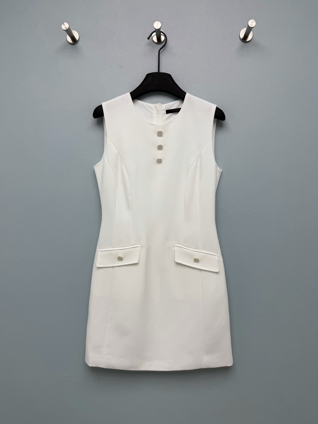 NO:829446,Louis Vuitto*26 Hard work metal button sleeveless dress. Round neck sleeveless design, with 3 metal logo buttons on the chest + double pockets with the same series of buckles. It is low-key and elegant, and is the finishing touch of the whole outfit. Straight A-line short version, H-shaped outline modifies the waist and abdomen line, the length is in the middle of the thigh, neat and long legs, very tolerant to all kinds of body shapes. Black and white with eyes closed, classic, no fault at all, not picky or picky at all.  2 colors and 3 codes SML,Louis Vuitton-clothing,louis vuitton,louis vuitton,skirts,19860909Louis Vuitto*26辛苦了金属扣无袖连衣裙 圆领无袖设计,搭配胸前3颗金属logo扣+双口袋同系列扣饰,低调中透着贵气感,是整套穿搭的点睛之笔.直筒A字短款版型,H型轮廓修饰腰腹线条,长度在大腿中部,利落又显腿长,对各种身材包容度很高.黑白两色闭眼入,经典不出错,完全不挑皮不挑人 2色3码SML,路易威登-服装,louis vuitton,louis vuitton,skirts,,Women's clothing