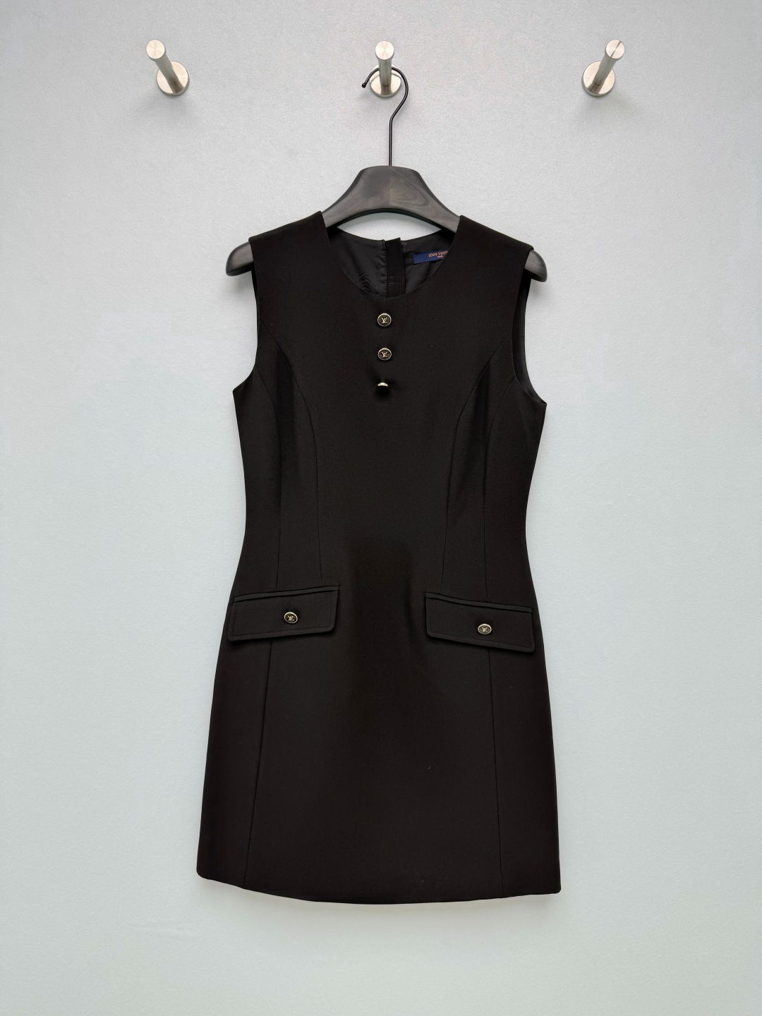 NO:829463,Louis Vuitto*26 Hard work metal button sleeveless dress. Round neck sleeveless design, with 3 metal logo buttons on the chest + double pockets with the same series of buckles. It is low-key and elegant, and is the finishing touch of the whole outfit. Straight A-line short version, H-shaped outline modifies the waist and abdomen line, the length is in the middle of the thigh, neat and long legs, very tolerant to all kinds of body shapes. Black and white with eyes closed, classic, no fault at all, not picky or picky at all.  2 colors and 3 codes SML,Louis Vuitton-clothing,louis vuitton,louis vuitton,skirts,19860909Louis Vuitto*26辛苦了金属扣无袖连衣裙 圆领无袖设计,搭配胸前3颗金属logo扣+双口袋同系列扣饰,低调中透着贵气感,是整套穿搭的点睛之笔.直筒A字短款版型,H型轮廓修饰腰腹线条,长度在大腿中部,利落又显腿长,对各种身材包容度很高.黑白两色闭眼入,经典不出错,完全不挑皮不挑人 2色3码SML,路易威登-服装,louis vuitton,louis vuitton,skirts,,Women's clothing