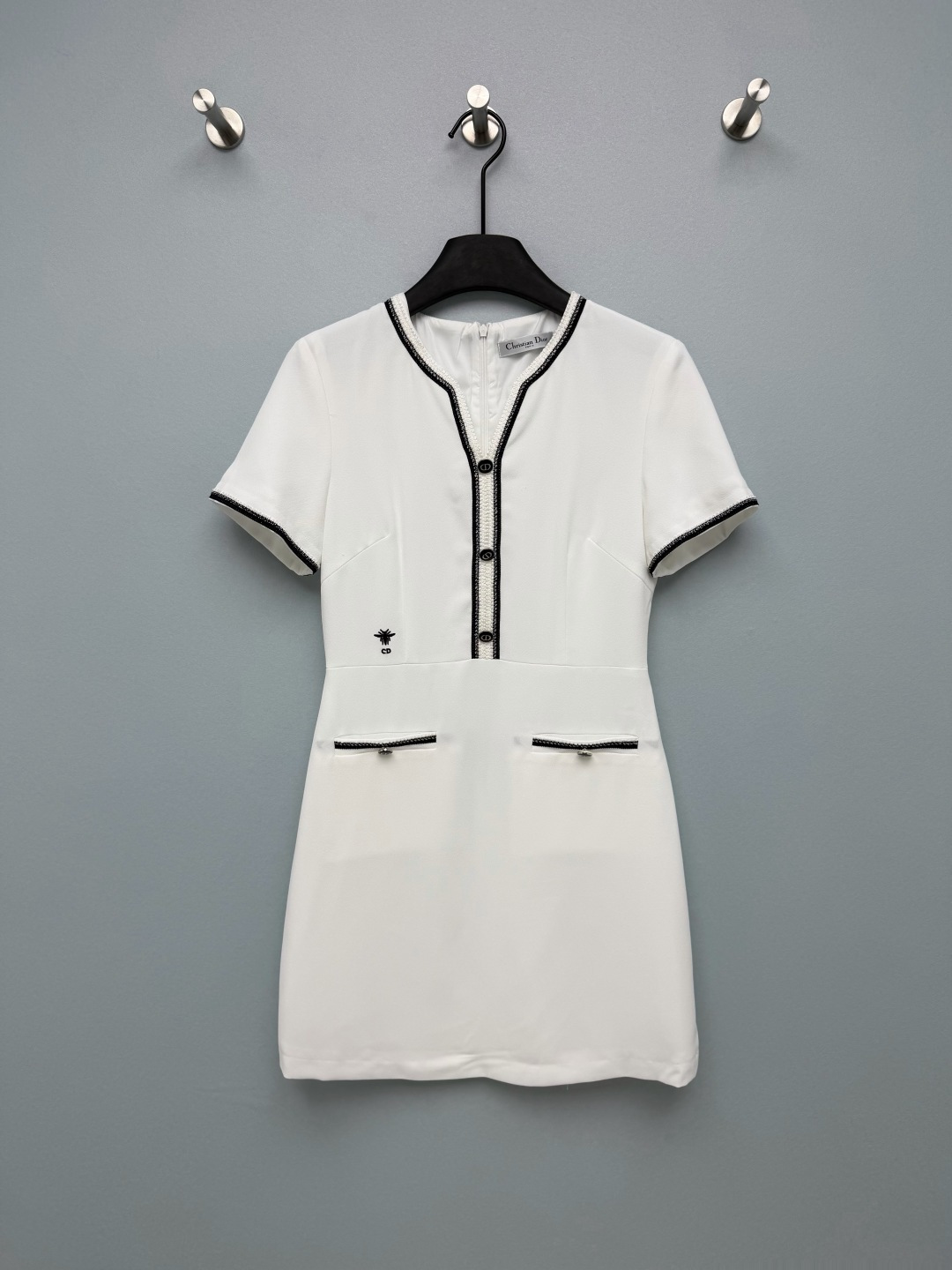 NO:829431,Dio*26 new waisted short-sleeved dress  Classic black and white contrasting webbing, V-shaped placket + contrasting black and white webbing piping, with CD metal buckle, bee embroidery on the left chest, echoing webbing on the cuffs and pockets, full of sophistication. The high-waisted A-line short version accurately pinches the waistline, and the skirt is slightly scattered, easily optimizing the head-to-body ratio. The fabric has a sense of stiffness, not easy to collapse and deform, the upper body is neat and high-end, the white fabric is clean and refreshing, and comes with a soft light filter!  Monochrome size 3 SML, Dior-clothing, dior, dior, skirts, T-shirt,19860909Dio*26新款收腰短袖连衣裙 经典黑白撞色织带,V型门襟+撞色黑白织带滚边,搭配CD金属扣,左胸蜜蜂刺绣,袖口、口袋处的织带呼应,精致感拉满.高腰收腰A字短款版型,精准掐出腰线,裙摆微散,轻松优化头身比,面料自带挺括感,不易软塌变形,上身利落又显高级,白色面料干净清爽,自带柔光滤镜！单色3码SML,迪奥-服装,dior,dior,skirts,T-shirt,,Women's clothing