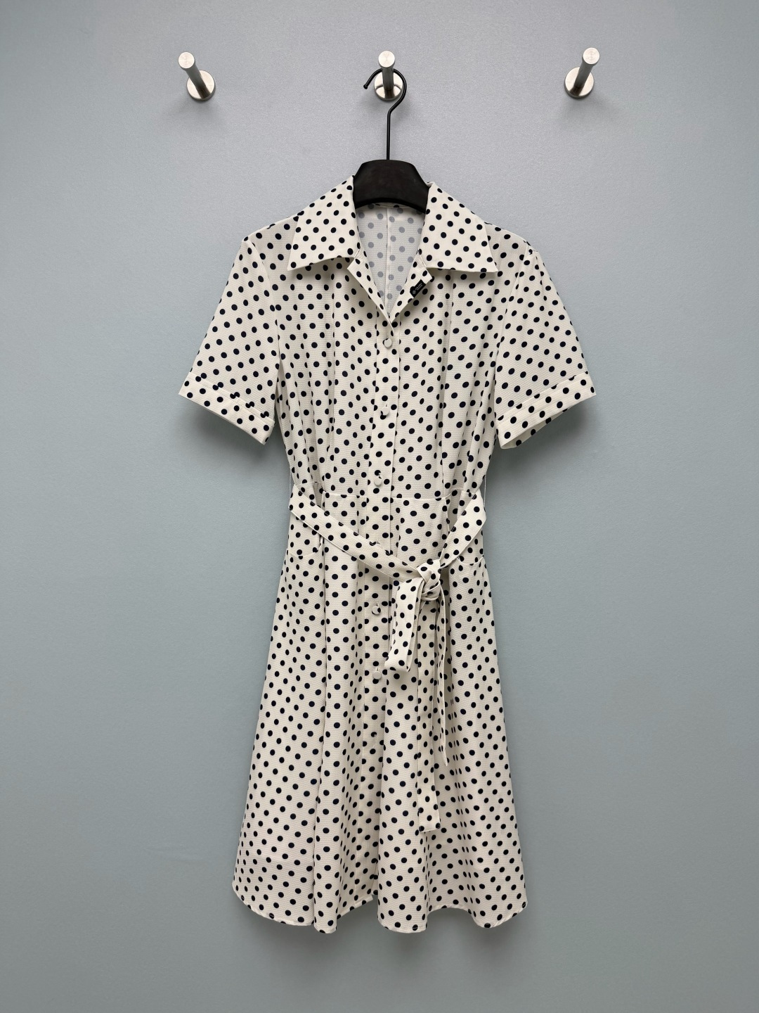 NO:829423,Prad*26 new polka dot dress  Classic shirt collar + short-sleeved waist A-line skirt style, with French retro filter, belt waist design to accurately outline the waistline, skirt slightly scattered to modify the crotch line, highly tolerant to various body types. Thin rice white bottom + navy blue polka dot print, with a retro movie feel, placket buttons  The buckle + belt design can be salty or sweet. The PD brand woven label shows off the texture in a low-key manner, and the details are ecstatic. The textured fabric with strong drape has a matte texture, which is not easy to wrinkle or collapse. The upper body is refreshing and breathable, and it is not burdensome to wear in summer. The polka dot print is clear and not easy to fade!  Single color size 3 SML, Prada-clothing, prada, prada, skirts, shirts, T-shirt,19860909Prad*26新款波点连衣裙 经典衬衫领+短袖收腰A字裙版型,自带法式复古滤镜,腰带收腰设计精准勾勒腰线,裙摆微散修饰胯部线条,对各种身材包容度高.细米白底+藏青波点印花,自带复古电影感,门襟纽扣+腰带设计,可盐可甜,PD品牌织标低调彰显质感,细节控狂喜.垂坠感强的肌理面料,自带哑光质感,不易皱也不软塌,上身清爽透气,夏天穿也毫无负担,波点印花清晰不易掉色！单色3码SML,普拉达-服装,prada,prada,skirts,shirts,T-shirt,,Women's clothing