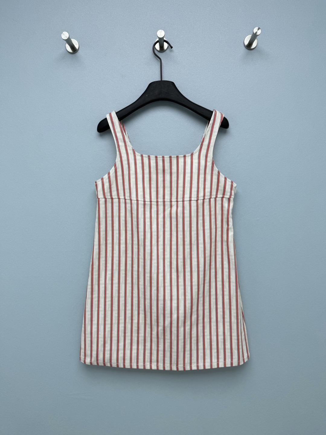 NO:829415,Fend*26 new red and white striped dark jacquard age-reducing suspender dress  The square-neck straight short suspender version has a sense of relaxation and is very tolerant to the body. It does not emphasize the waist and abdomen lines, and even a small person can wear it with a refreshing and tall effect. Off-white base + red and brown contrasting vertical stripes, paired with caramel leather F on the chest  F logo, symmetrical pockets at the hem, retro and recognizable, full of details. Stiff twill/denim fabric, with texture, not easy to collapse and deform, the upper body is crisp and stylish, and comes with a refreshing summer filter.  Single color code 3 SML, Fendi-clothing, fendi, fendi, skirts,19860909Fend*26 新款红白条纹暗纹提花减龄吊带连衣裙 方领直筒短款吊带版型,自带松弛感,对身材包容度高,不挑腰腹线条,小个子也能穿出清爽显高效果.米白底+红棕撞色竖条纹,搭配胸口焦糖色皮革FF标识,下摆对称口袋,复古又有辨识度,细节感拉满.偏硬挺的斜纹布/牛仔质感面料,自带肌理感,不易软塌变形,上身挺括有型,自带夏日清爽滤镜. 单色3码SML,芬迪-服装,fendi,fendi,skirts,,Women's clothing