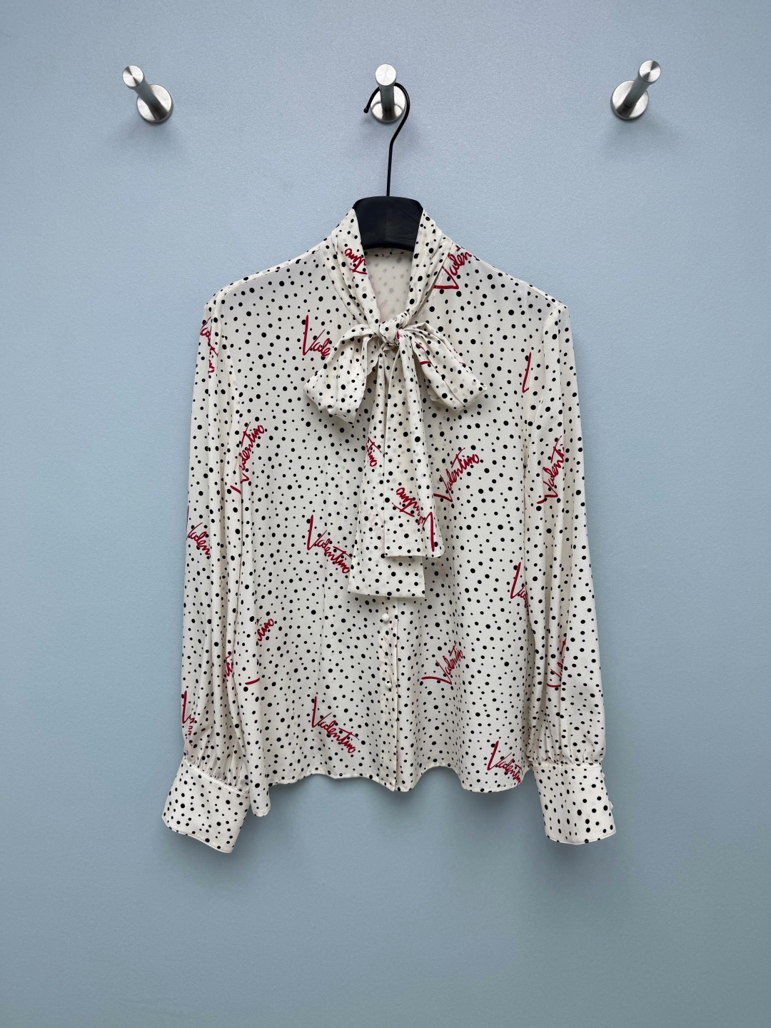 NO:829406,Valentin*26 new collared rope polka dot silk shirt, French gentle ceiling, a classic combination of off-white + black polka dots, with a soft light filter, and a red handwritten brand logo, low-key and recognizable, and the details are directly ecstatic. The bow tie design on the neckline can be salty or sweet. It can not only create an elegant temperament, but also can be unbuttoned to create a V-neck effect, which perfectly modifies the face.  Made of mulberry silk fabric, the upper body is silky and breathable, and the drape is full. The loose version is not flattering on the figure, hides the flesh and looks slim, and can be easily held by yellow-skinned sisters. Paired with a suit, it is a smart OL, and with a skirt, it is a gentle sister. It can be worn all year round. There is always a universal polka-dot shirt in the wardrobe!  Solid color size 3 SML,Valentino-clothing,valentino,valentino,skirts,shirts,business suit,real silk,19860909Valentin*26新款领系绳波点真丝衬衫 法式温柔天花板 米白+黑波点的经典组合,自带柔光滤镜,搭配红色手写体品牌标识,低调又有辨识度,细节控直接狂喜 领口蝴蝶结系带设计,可盐可甜,既能打造优雅气质,也能解开扣子打造V领效果,修饰脸型超绝 桑蚕丝面料,上身丝滑透气,垂坠感拉满,宽松版型不挑身材,藏肉又显瘦,黄皮姐妹也能轻松hold住 搭配西装是干练OL,搭配半裙是温柔姐姐,一年四季都能搭,衣柜里永远缺一件的万能波点衬衫！单色3码SML,华伦天奴-服装,valentino,valentino,skirts,shirts,business suit,real silk,,Women's clothing