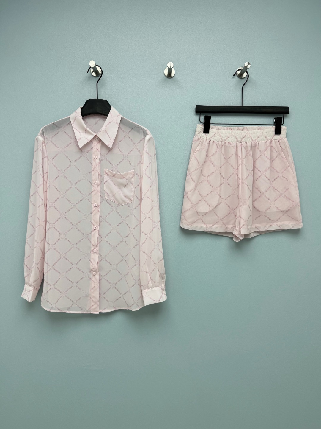 NO:830776,Louis Vuitto*26 new suit. Combination of shirt and shorts. It has noble old flower diamond dark pattern, low saturation pink/blue tone and is gentle to the bone. Slightly see-through chiffon fabric, the upper body has a cool feeling, and it is not sweaty at all in summer. The shirt + shorts set is a two-piece set for lazy people. It is suitable for commuting/holidays/dates. The slightly see-through shirt can also be worn as a sun protection shirt. It is so delicious to wear multiple clothes!  Gentle and elegant, it is an easy-to-win summer outfit ~ SMLK set in 2 colors and 3 sizes, Louis Vuitton-clothing, louis vuitton, louis vuitton, shorts, shirts,19860909Louis Vuitto*26新款套装 衬衣短裤的组合 自带贵气的老花菱格暗纹,低饱和的粉/蓝调温柔到骨子里 微透的雪纺面料,上身自带凉感,夏天穿也完全不闷汗衬衫+短裤两件套,懒人直接一套出门,通勤/度假/约会都适配 微透衬衫还能当防晒衫穿,一衣多穿也太香了吧！ 温柔又显贵,是不费力就能赢麻的夏日穿搭～2色3码SMLK套,路易威登-服装,louis vuitton,louis vuitton,shorts,shirts,,Women's clothing