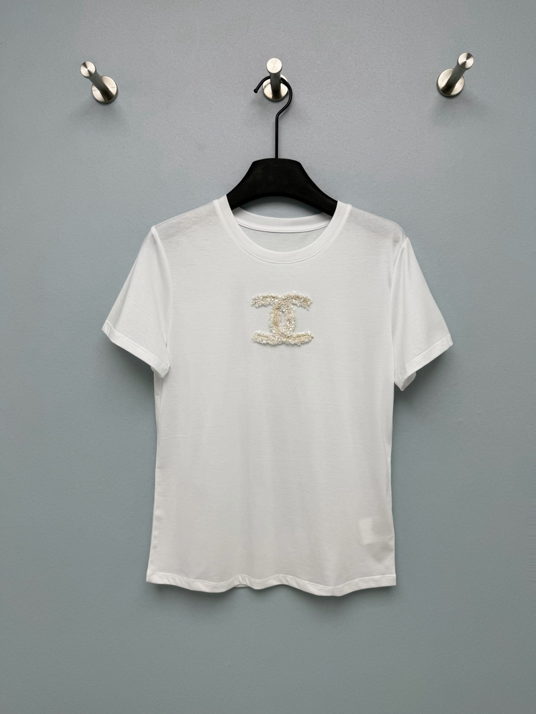 NO:830783,chan*l 26 new embroidered T-shirt. Black and white. The fabric is made of high-count and high-density ice oxygen cotton. It is soft and fufu and is very comfortable to wear. It does not stick to the body even if you sweat in summer. The heavy-duty tassel embroidered double C logo on the chest. Every thread is very delicate. It comes with an extravagant filter, and the details are ecstatic. The version is slightly loose and straight shoulder style, which is friendly to all body types. It hides the flesh and makes the head look small.  The two basic colors of black and white can be used with your eyes closed without stepping on the radar. Wearing it alone will give you a casual feel. Pair it with a suit or a denim skirt and it will instantly become a high-end outfit. One piece can be worn with all the bottoms in the wardrobe. Lazy people can just copy the outfit!  2 colors and 3 sizes SMLR, Chanel-clothing, chanel, chanel, skirts, tees, t-shirt, business suit,19860909chan*l 26新款刺绣T恤 黑白两色封神款 面料是高支高密的冰氧棉,软fufu的贴身穿巨舒服,夏天出汗也不粘身 胸前的重工流苏刺绣双C标,每一根线都很精致,自带贵气滤镜,细节控狂喜 版型是微宽松的正肩款,对各种身材都很友好,藏肉又显头小 黑白两个基础色闭眼入不踩雷,单穿休闲感拉满,配西装、牛仔裙又秒变高级感穿搭 一件就能搭遍衣柜所有下装,懒人穿搭直接抄作业！2色3码SMLR,香奈儿-服装,chanel,chanel,skirts,tees，t-shirt,business suit,,Women's clothing