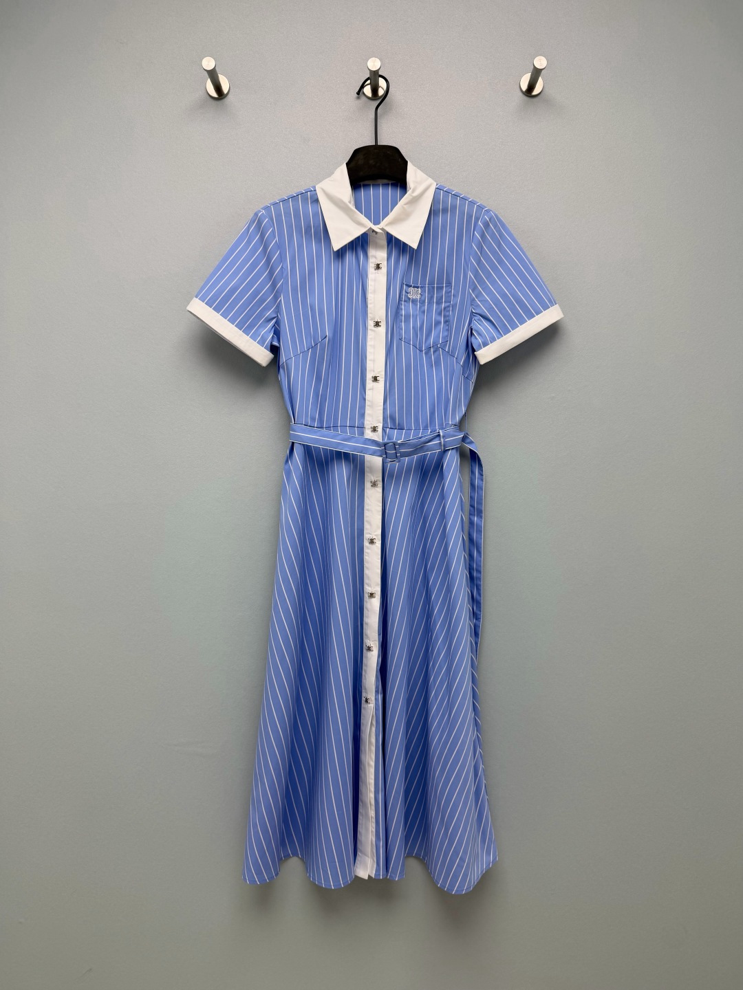 NO:830791,CELIN*26 new blue and white striped shirt dress. Classic blue and white vertical stripe design, with a refreshing feeling. It can also visually elongate the body shape, making you look thinner and taller. Contrast color lapel + cuff design, with metal Arc de Triomphe buckle, full of details, low-key and noble.  It comes with a belt of the same color, which can easily slim your waist, and the large A-line skirt has a great effect of hiding the flesh. The drapey and breathable fabric makes it easy to wear in summer without getting sweaty. It can be worn for commuting, dating, and traveling. It has an effortless sense of intellectual elegance and makes you look like a gentle and capable urban beauty!  Monochrome size 3 SMLR, Celine-clothing, celine, celine, skirts, shirts,19860909CELIN*26新款蓝白条纹衬衫裙 经典蓝白竖条纹设计,自带清爽感,视觉上还能拉长身形,显瘦又显高,撞色翻领+袖口设计,搭配金属凯旋门扣,细节感拉满,低调又显贵 自带同色系腰带,轻松收出小蛮腰,A字大裙摆藏肉效果一绝,垂顺透气的面料,夏天穿不闷汗,通勤、约会、出游都能hold住,不费力的知性优雅感,穿上就是温柔又干练的都市丽人！单色3码SMLR,赛琳-服装,celine,celine,skirts,shirts,,Women's clothing